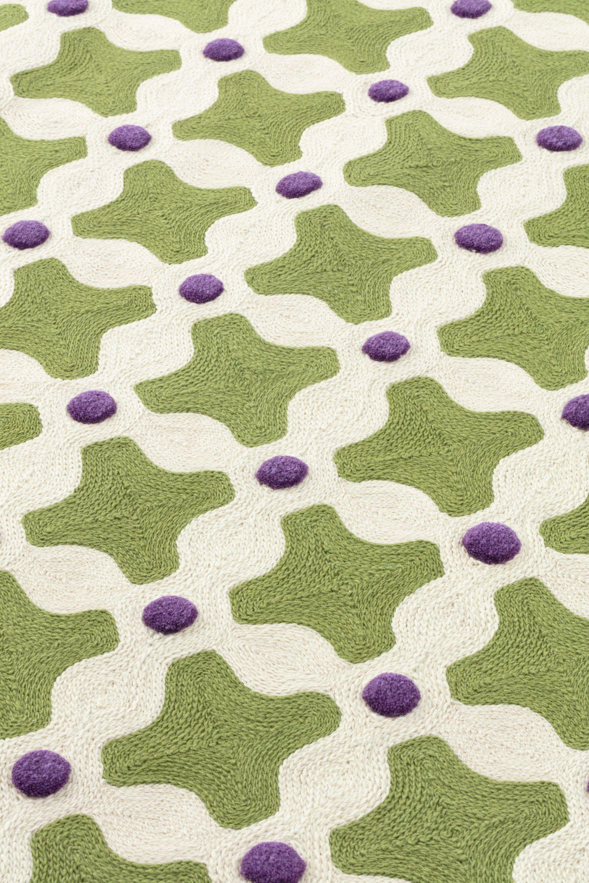 cc-tapis CRISS CROSS Kleiner handgefertigter Teppich in Grün von India Mahdavi (Indisch) im Angebot