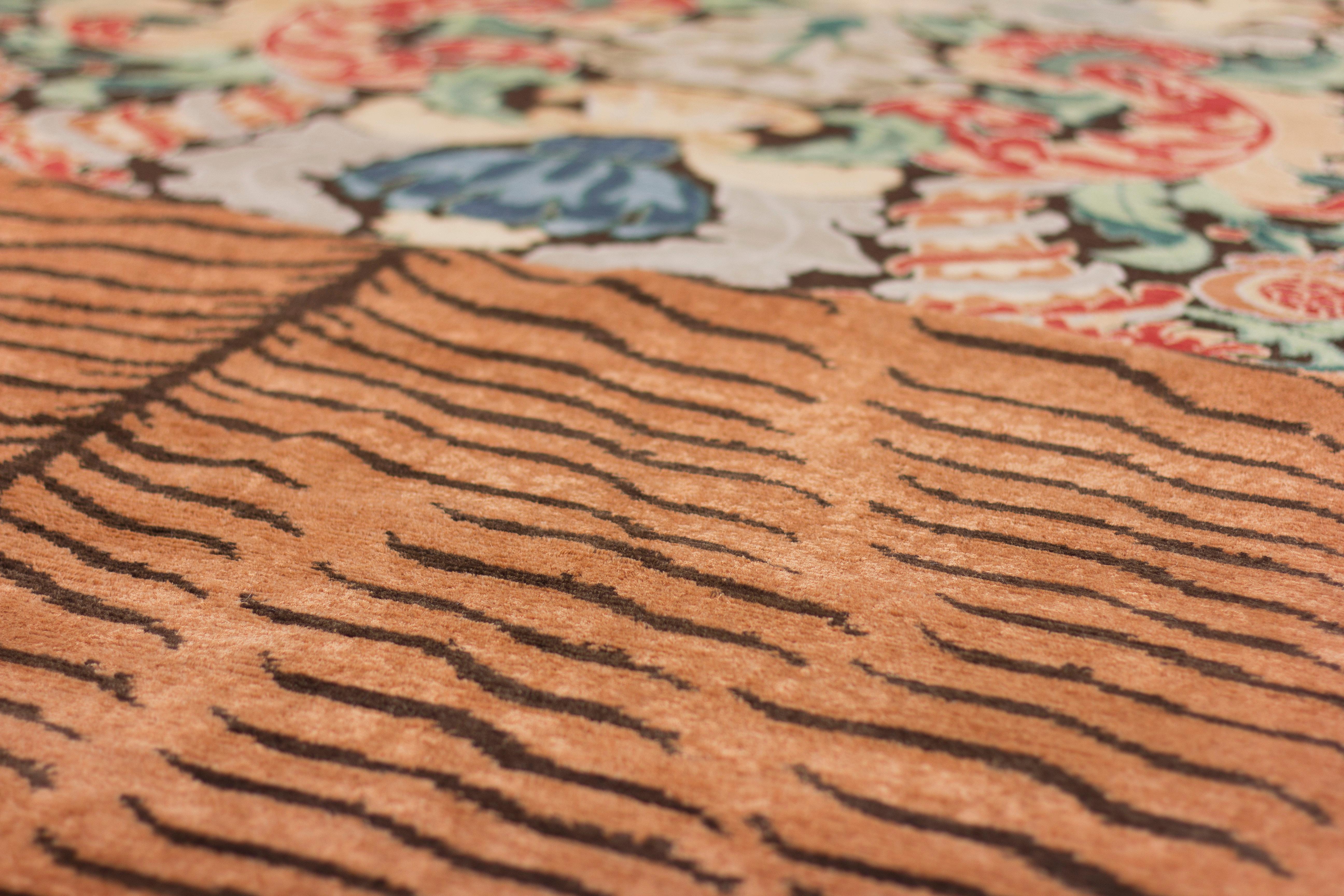 noué à la main dans l'atelier de cc-tapis à Katmandou, au Népal. Le tapis est réalisé avec un tissage en coton, de la laine de l'Himalaya et de la soie pure provenant des environs de l'atelier. 232.000 nœuds individuels par mètre carré environ. La