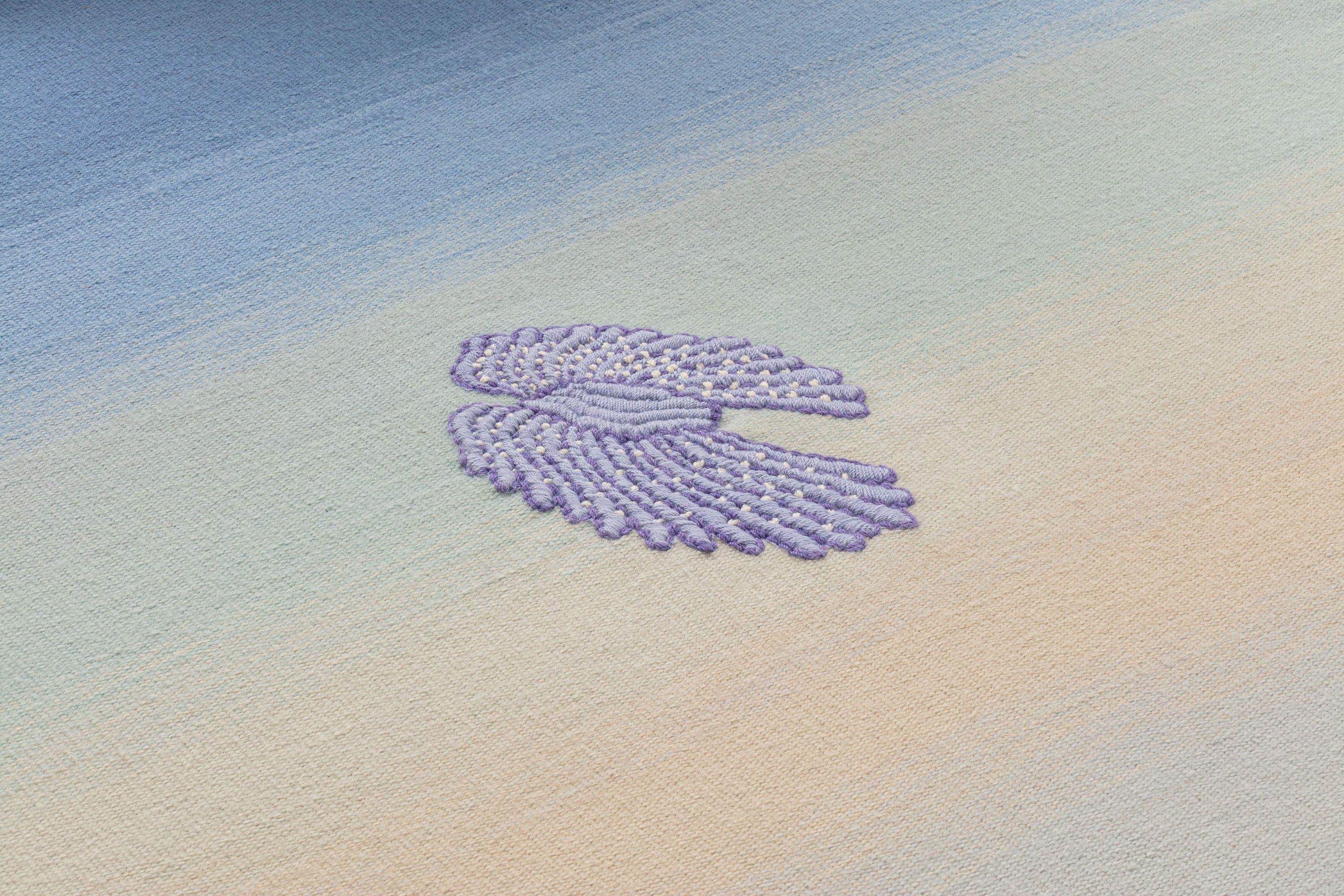 Der Teppich Cryptid, entworfen von Patricia Urquiola für cc-tapis, ist der Inbegriff für innovatives Design und Handwerkskunst. Es ist ein ausdrucksstarker Bodenbelag, der Textur und Kunstfertigkeit nahtlos miteinander verbindet.

Der aus üppigem