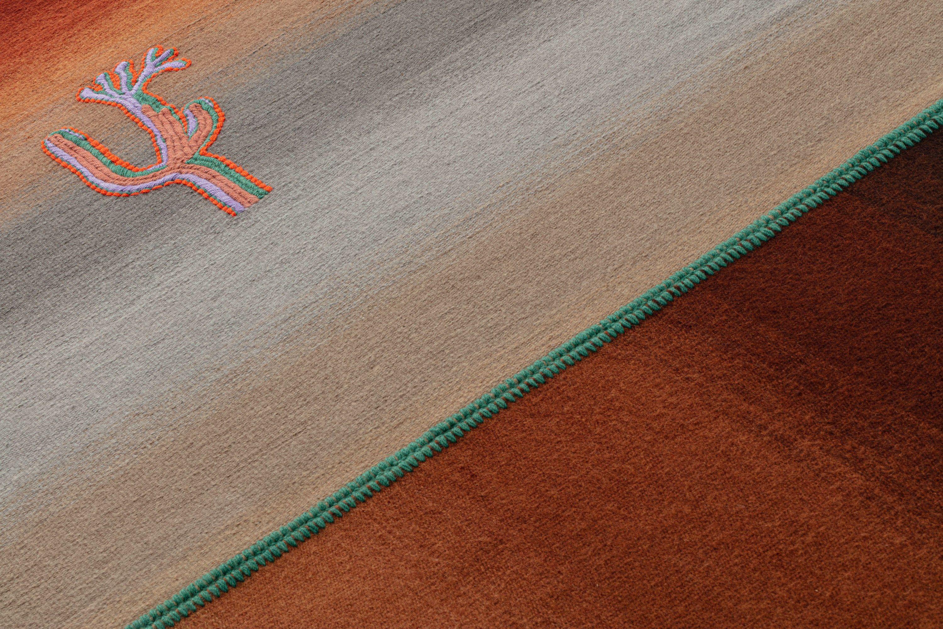 Der Teppich Cryptid, entworfen von Patricia Urquiola für cc-tapis, ist der Inbegriff für innovatives Design und Handwerkskunst. Es ist ein ausdrucksstarker Bodenbelag, der Textur und Kunstfertigkeit nahtlos miteinander verbindet.

Der aus üppigem