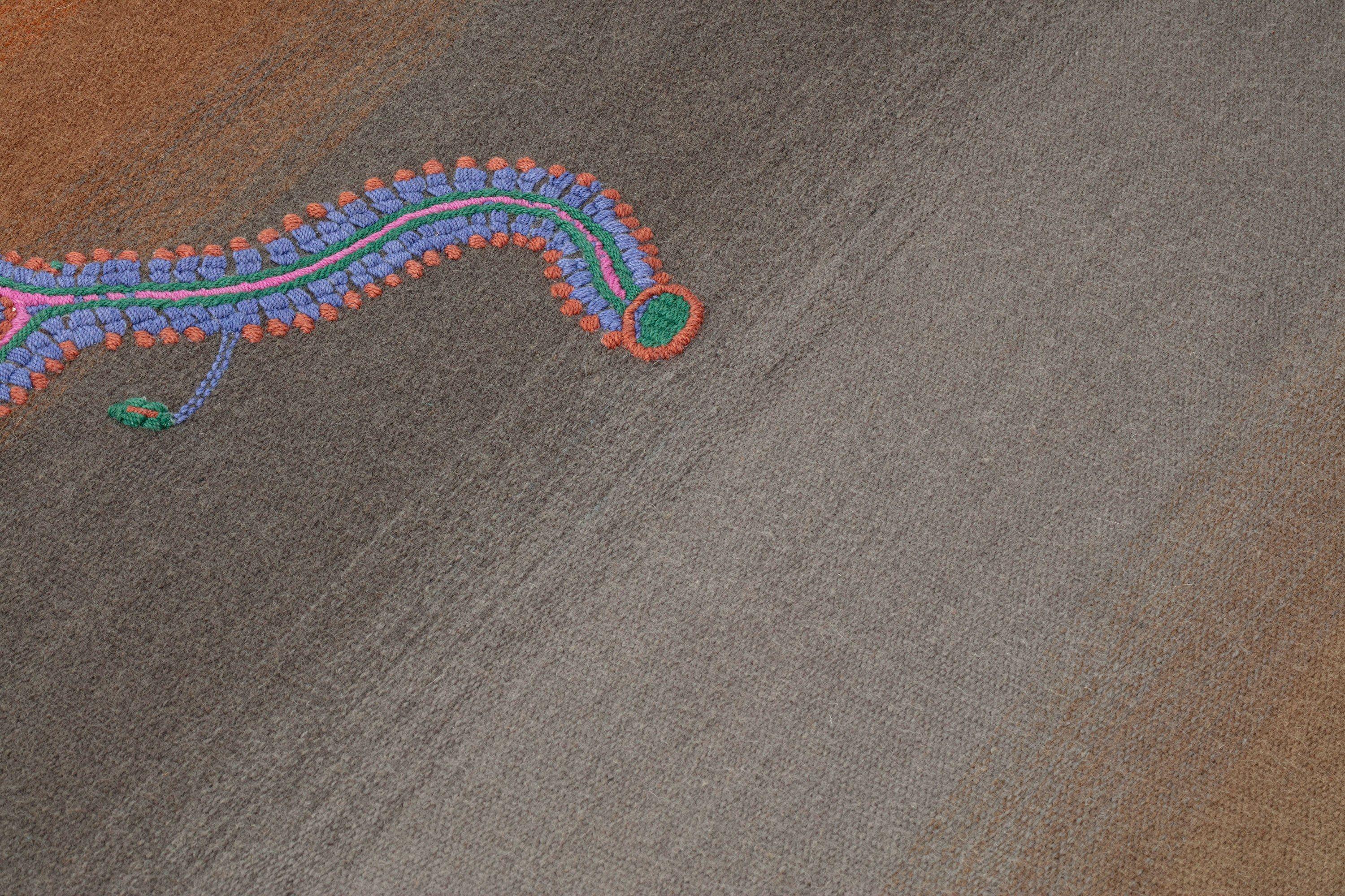 Der Teppich Cryptid, entworfen von Patricia Urquiola für cc-tapis, ist der Inbegriff für innovatives Design und Handwerkskunst. Es ist ein ausdrucksstarker Bodenbelag, der Textur und Kunstfertigkeit nahtlos miteinander verbindet.

Der aus üppigem