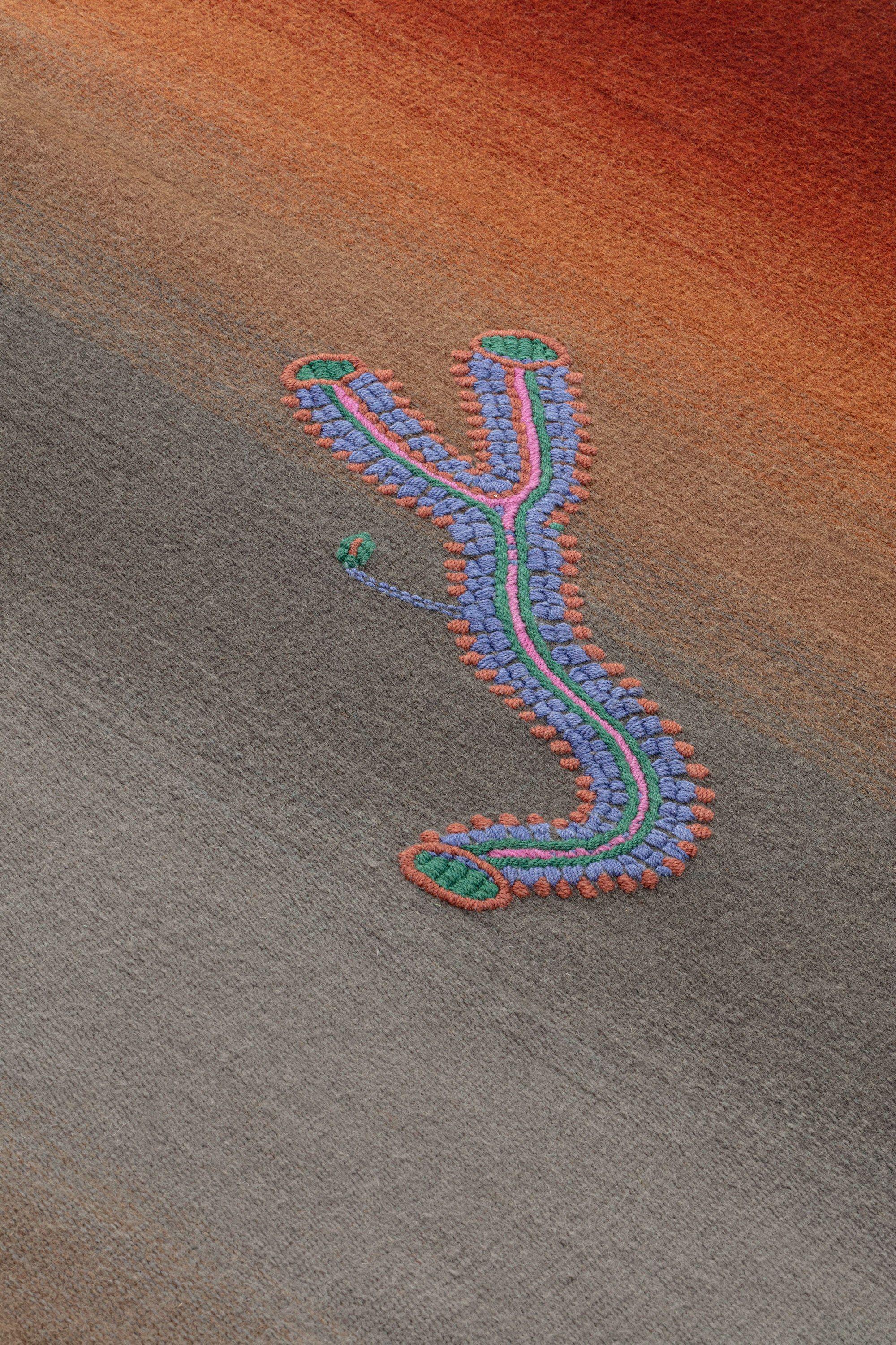 cc-tapis CRYPTID Earth Kleiner handgefertigter Teppich von Patricia Urquiola (Nepalesisch) im Angebot