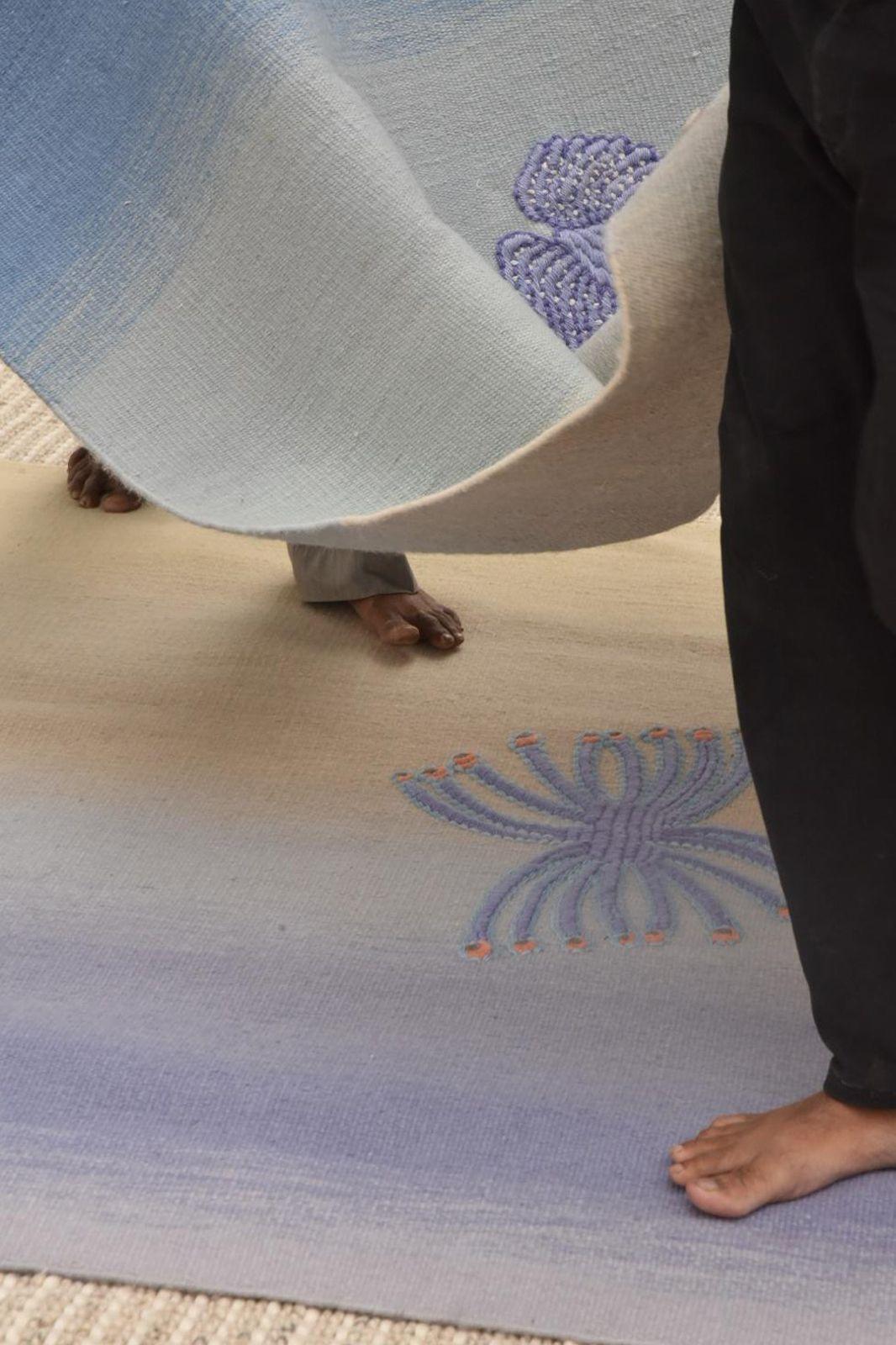 cc-tapis CRYPTID Earth Kleiner handgefertigter Teppich von Patricia Urquiola (Wolle) im Angebot