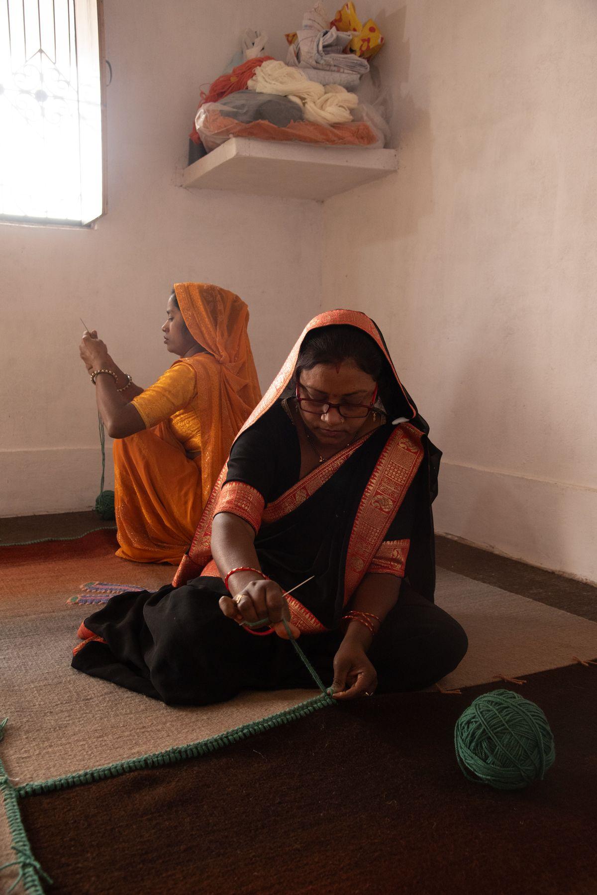 cc-tapis CRYPTID Earth Kleiner handgefertigter Teppich von Patricia Urquiola im Angebot 1