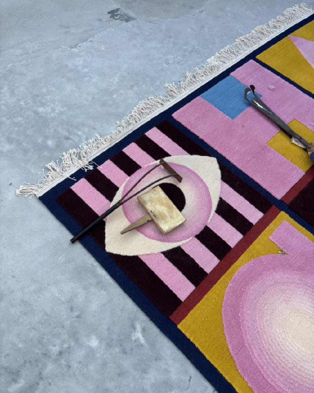 cc-tapis HABEN SIE EINEN? (RECHTECKIG) Handgefertigter Teppich von India Mahdavi im Angebot 1