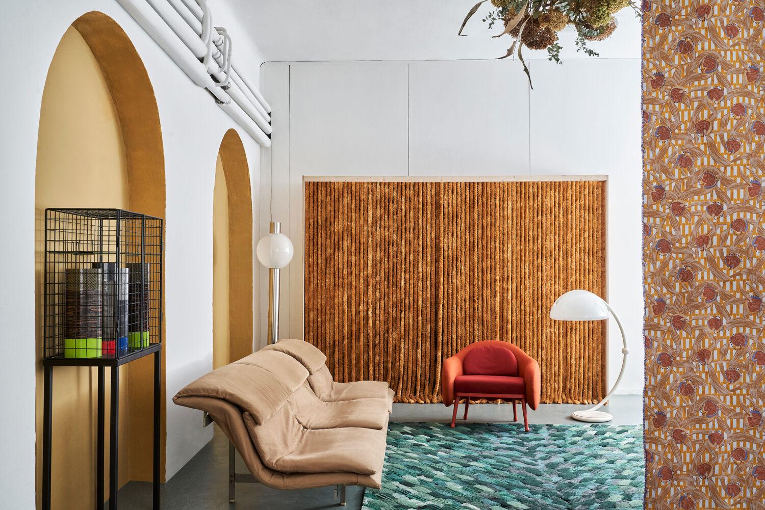 Combinando diverse densità di materiali, dalla lana dell'Himalaya al lino, Envolée gioca con i toni intrinseci di ogni fibra, dando vita a una tavolozza di sfumature naturali, ognuna splendidamente grezza. L'alternanza delle composizioni cromatiche