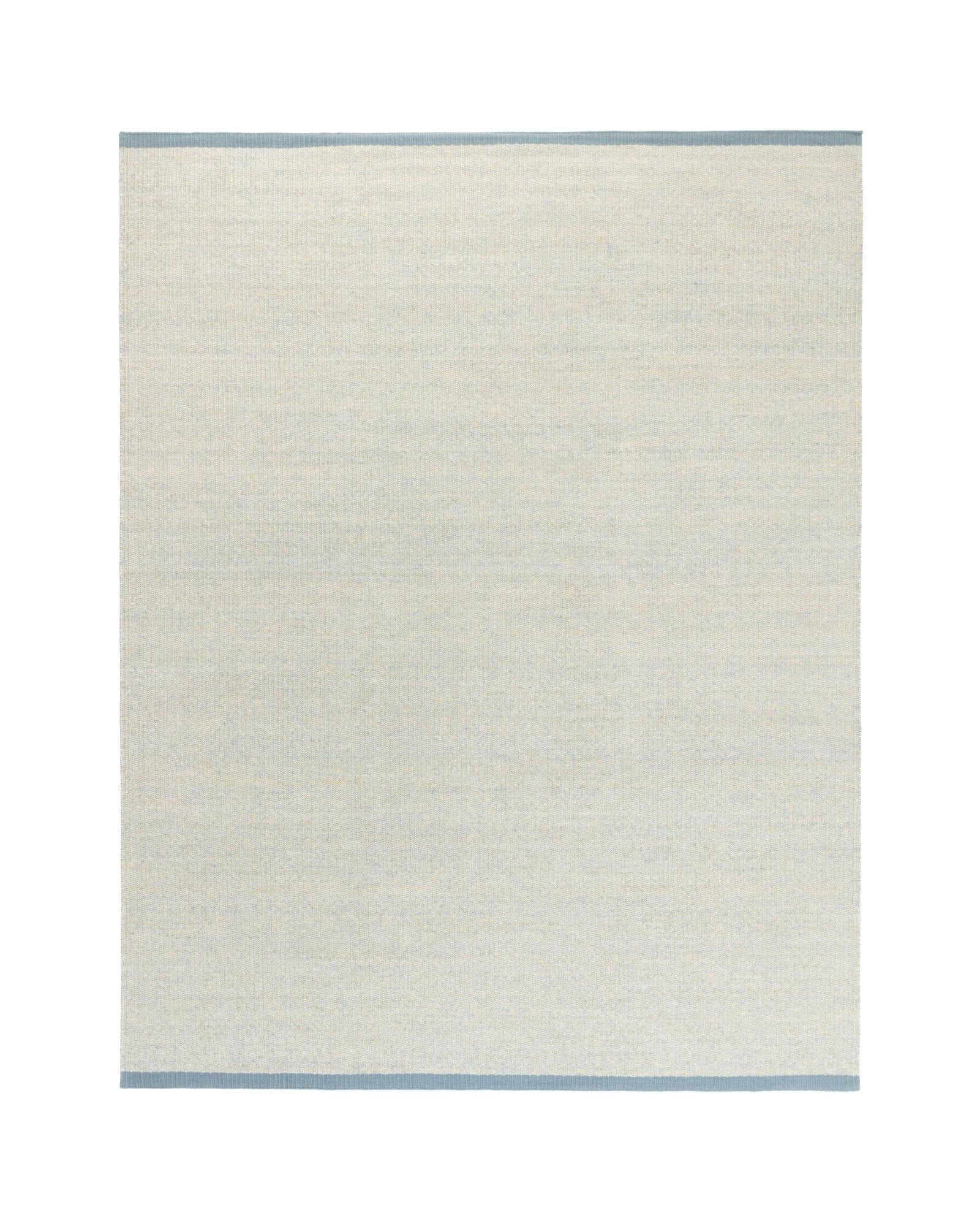 Sky est un tapis produit par la marque cc-tapis. Le tapis Sky fait partie de la Collection S et est composé à 100 % de laine, ce qui lui confère un toucher doux.

Le tapis Sky est disponible en deux couleurs et constitue une combinaison parfaite