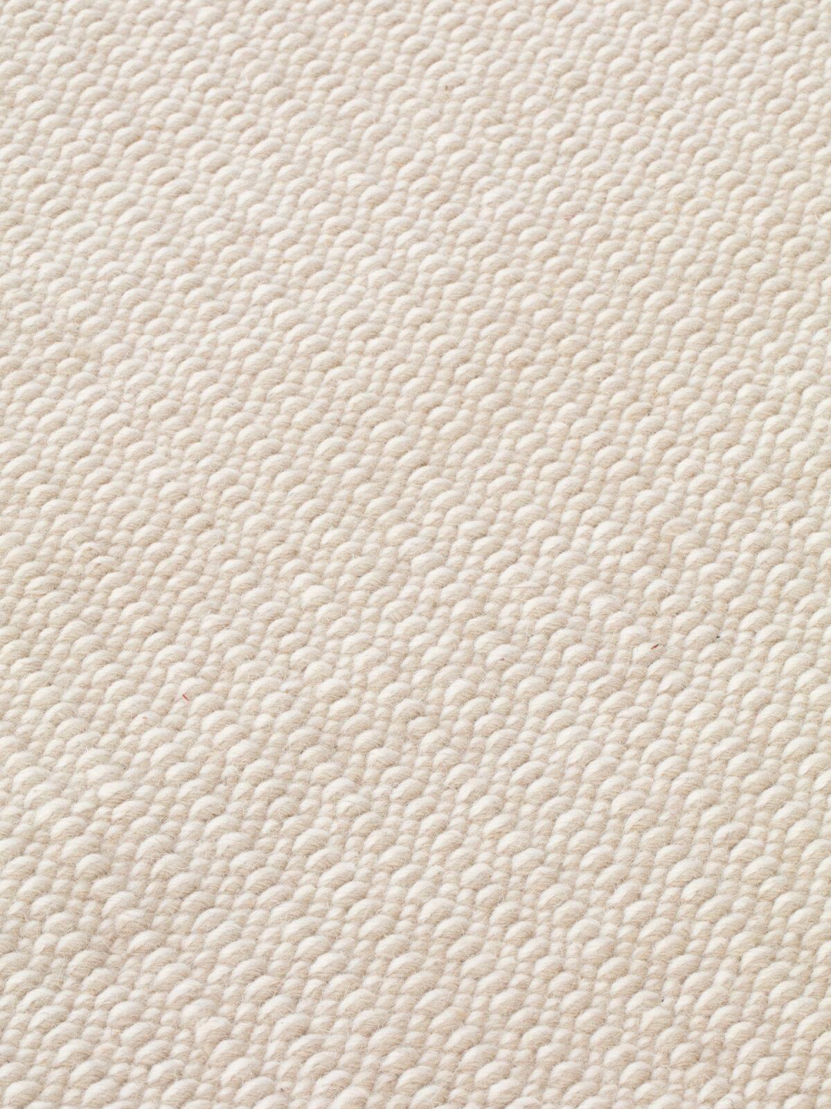 Sky ist ein Teppich, der von der Marke CC-Tapis hergestellt wird. Der Teppich Sky ist Teil der Everyday Collection'S und besteht aus 100% Wolle, was ihm einen weichen Griff verleiht.

Der Teppich Sky ist in zwei Farben erhältlich und stellt eine