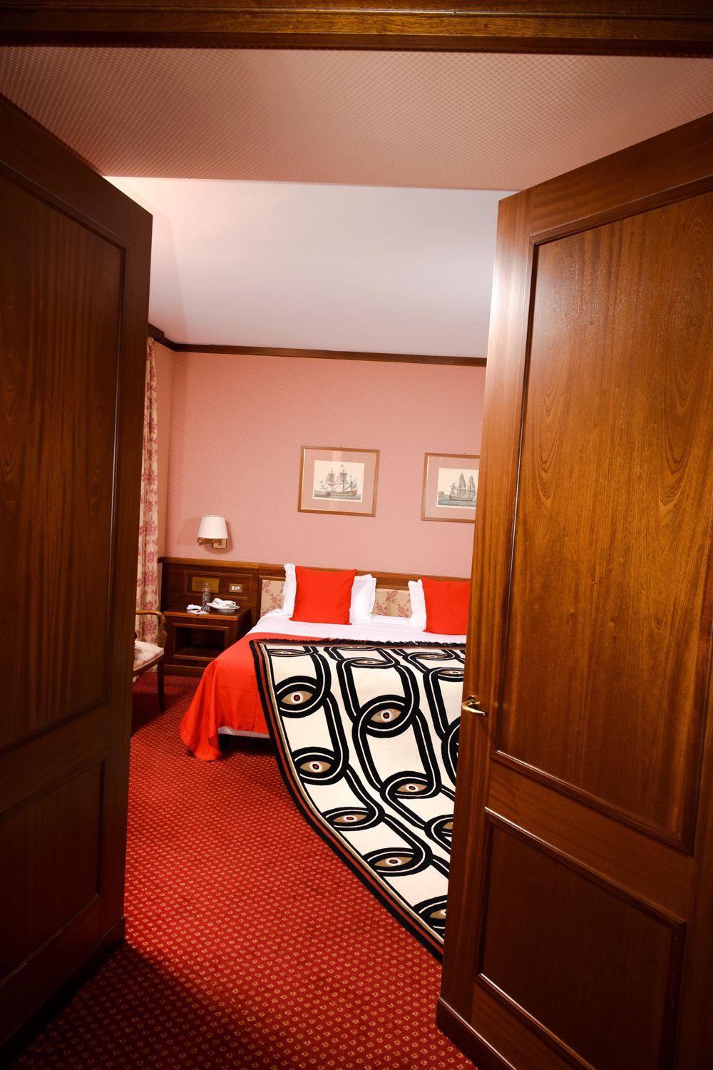 Annodato a mano cc-tapis Tappeto Eyes in Chains di Federico Pepe in vendita