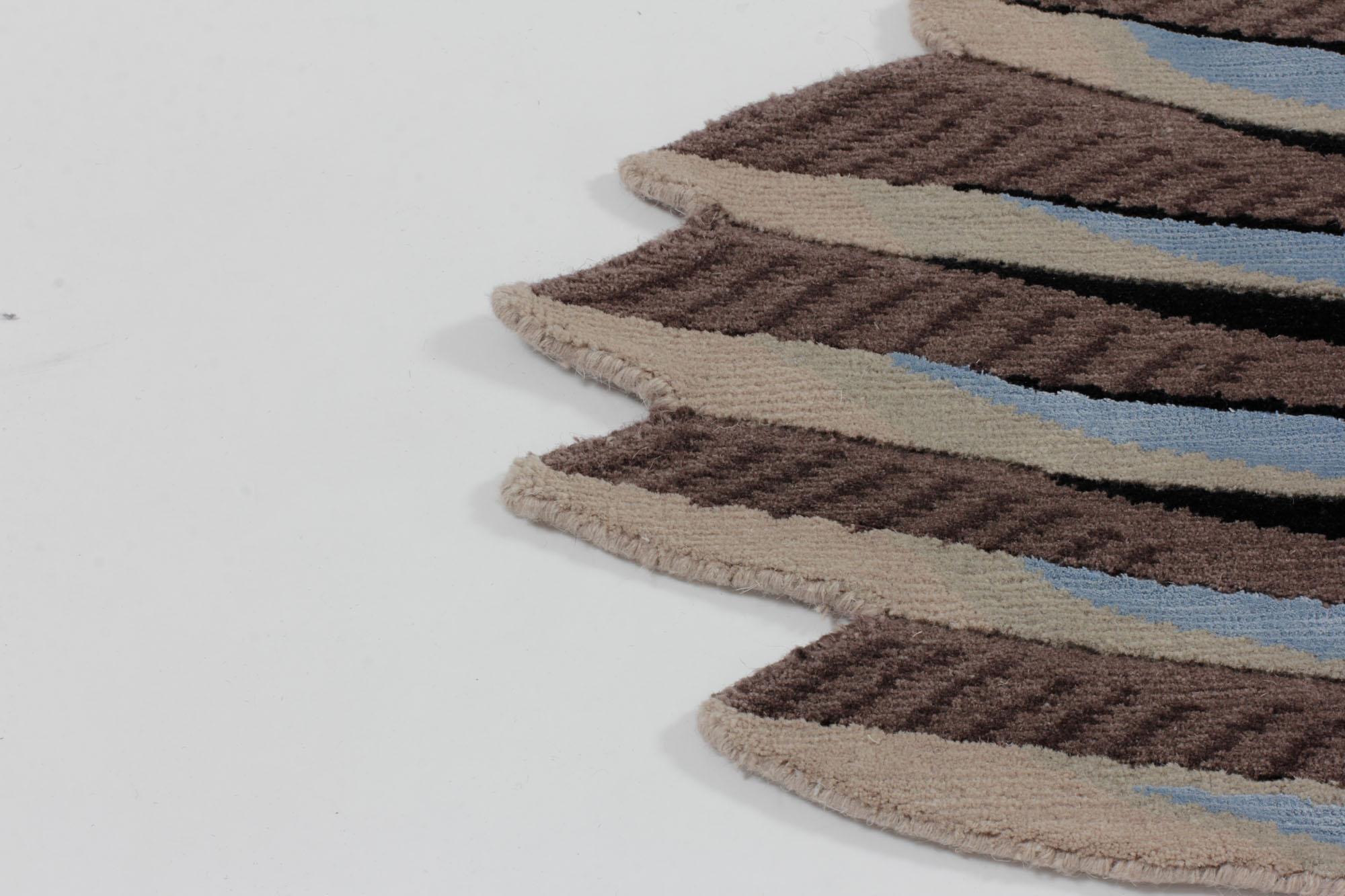 cc-tapis Freiformiger handgeknüpfter tibetischer Teppich mit Federn von Maarten De Ceulaer (Nepalesisch) im Angebot