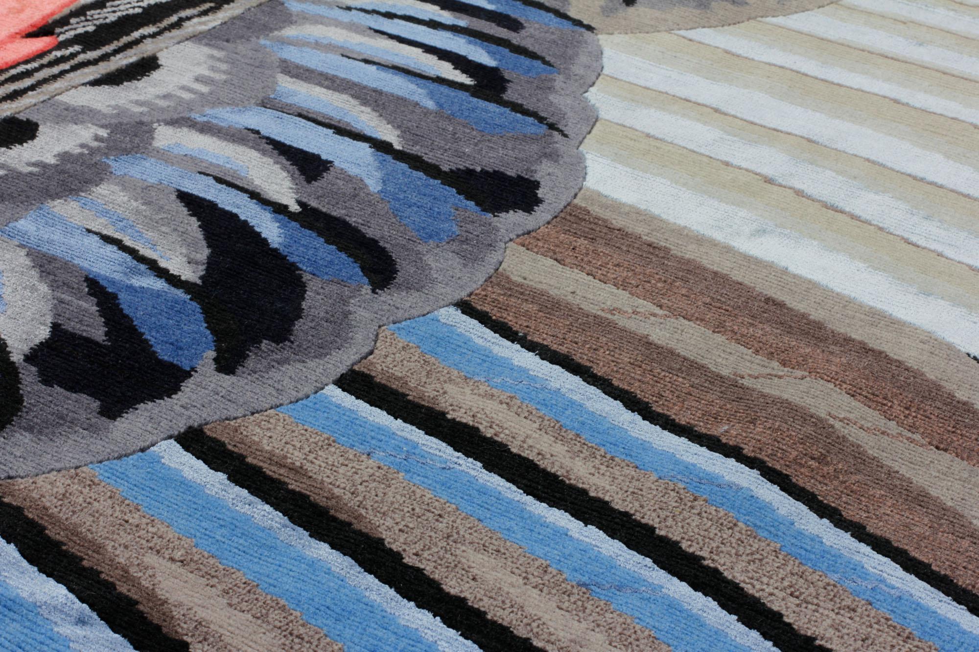 cc-tapis Freiformiger handgeknüpfter tibetischer Teppich mit Federn von Maarten De Ceulaer (21. Jahrhundert und zeitgenössisch) im Angebot