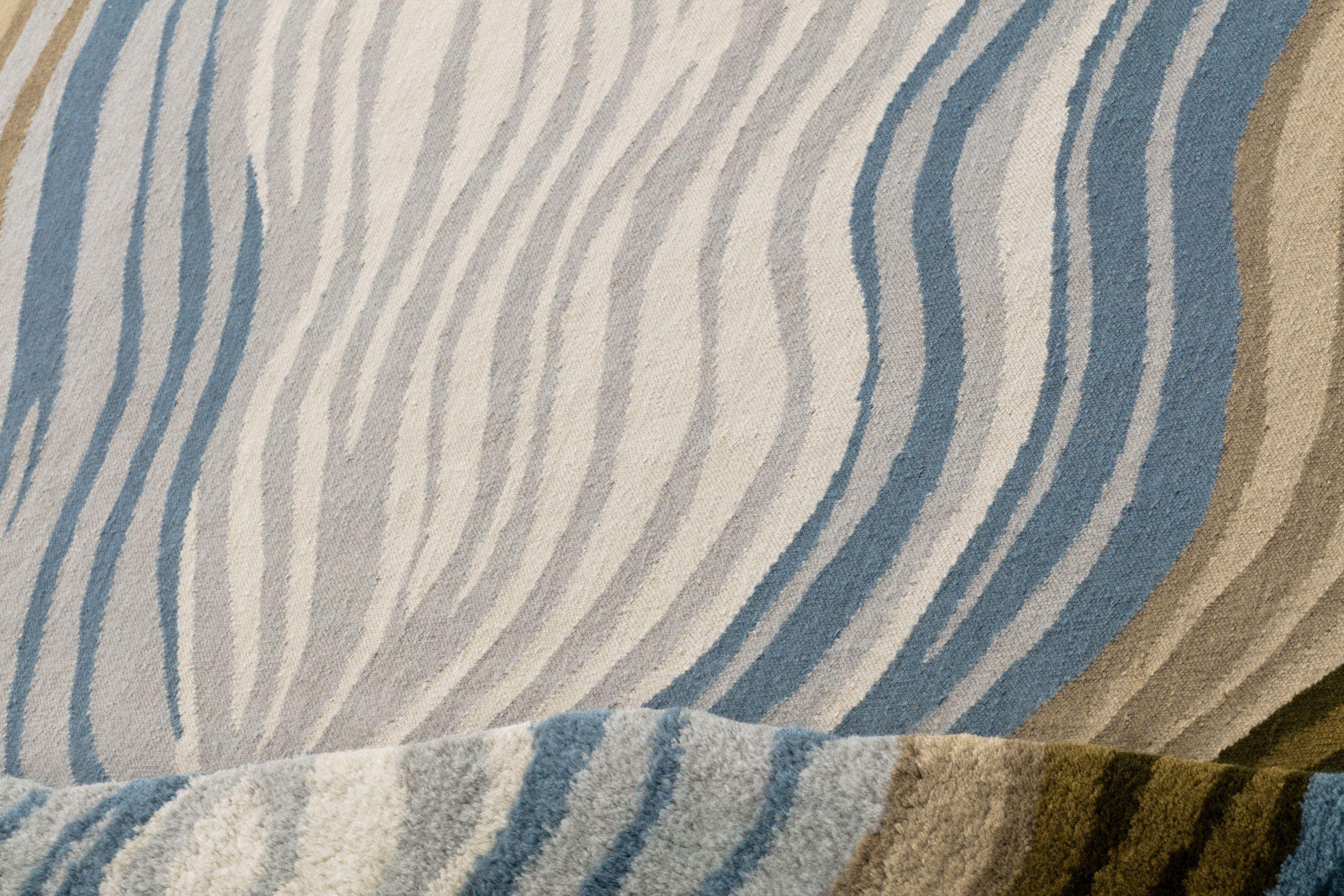 Le tapis Foldes, créé par le designer Cristian Mohaded pour la marque cc-tapis, se distingue par sa finesse d'exécution et l'utilisation de matériaux précieux. Ce meuble exquis devient instantanément la pièce maîtresse de tout espace, grâce à son