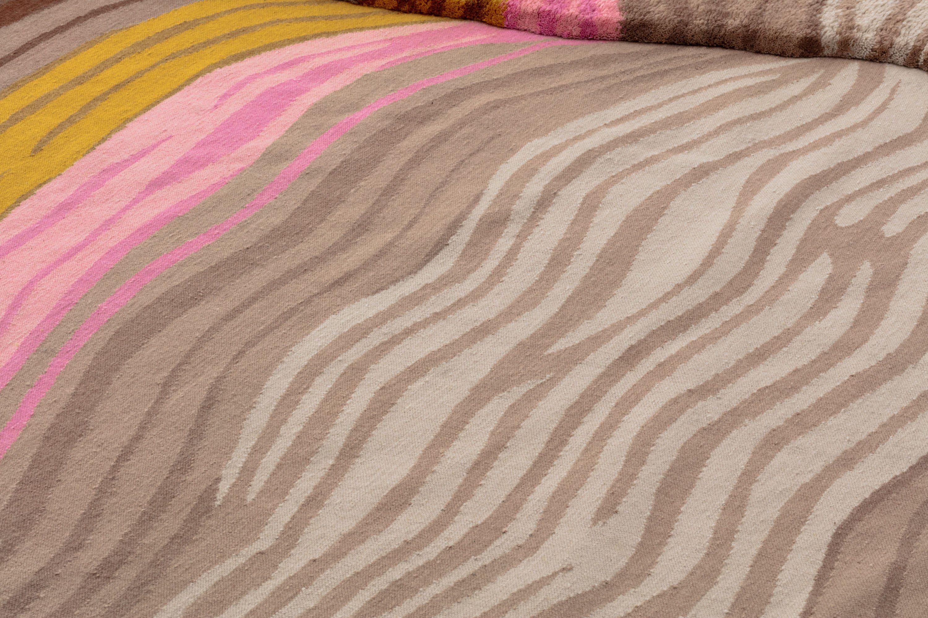 Der Teppich Foldes, der von dem Designer Cristian Mohaded für die Marke cc-tapis entworfen wurde, zeichnet sich durch seine hohe handwerkliche Qualität und die Verwendung edler Materialien aus. Dieses exquisite Möbelstück wird dank der ihm