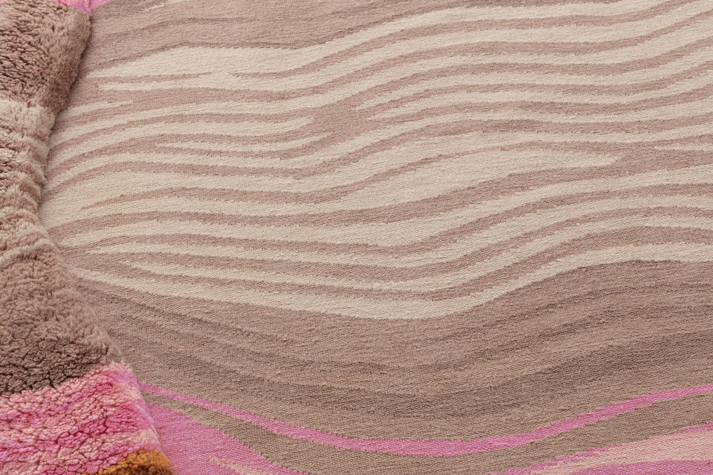 Der Teppich Foldes, der von dem Designer Cristian Mohaded für die Marke cc-tapis entworfen wurde, zeichnet sich durch seine hohe handwerkliche Qualität und die Verwendung edler Materialien aus. Dieses exquisite Möbelstück wird dank der ihm