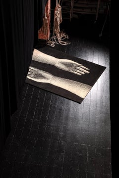 cc-tapis - Collection Fornasetti - MANI tapis fait main en laine, finition noire