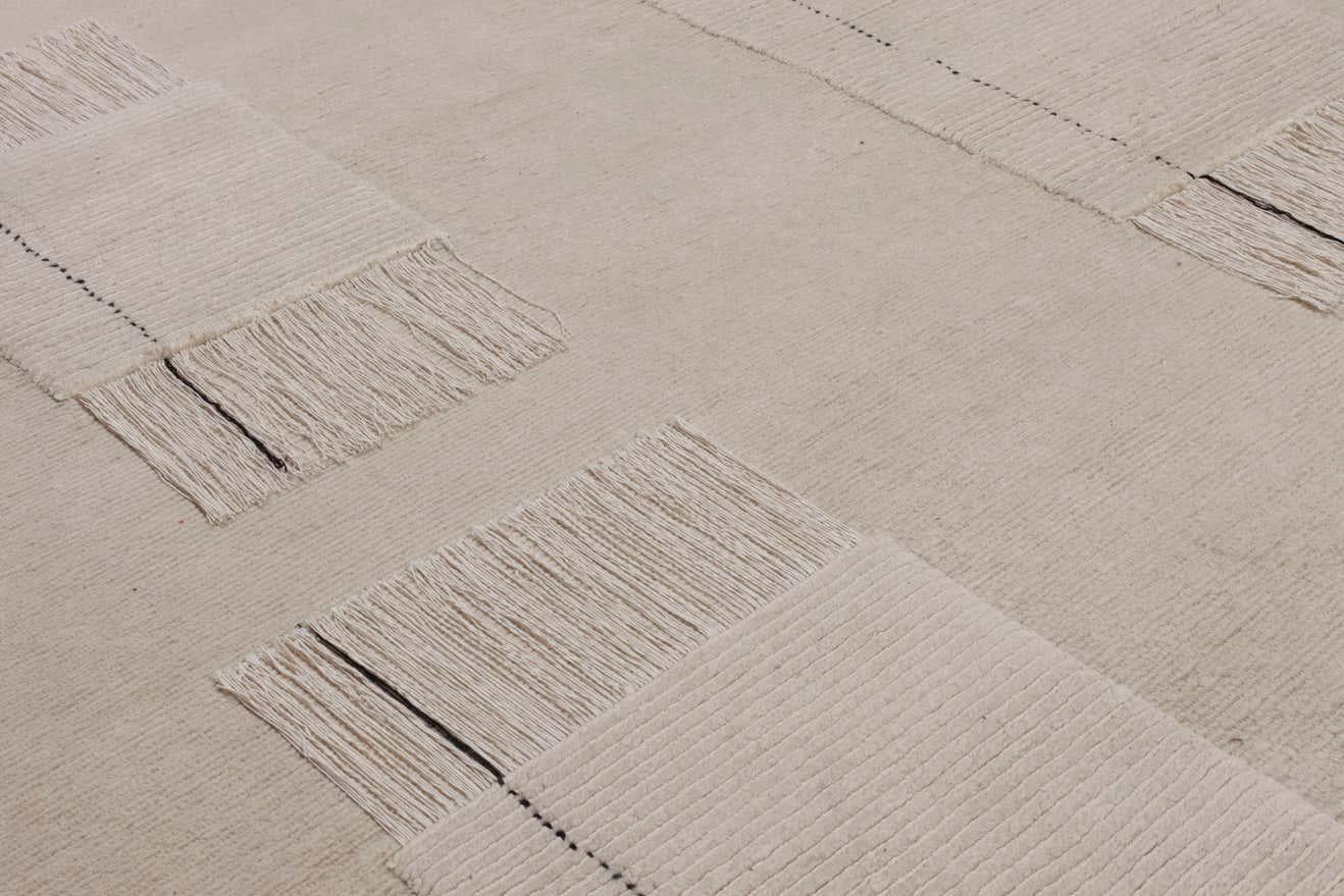 Die britische Designerin Faye Toogood hat für ihre neue Teppichkollektion, die in Zusammenarbeit mit dem italienischen Hersteller CC-Tapis entstanden ist, in ihrer Materialbibliothek gekramt. Die große Auswahl an Materialien, Mustern und Kurzwaren