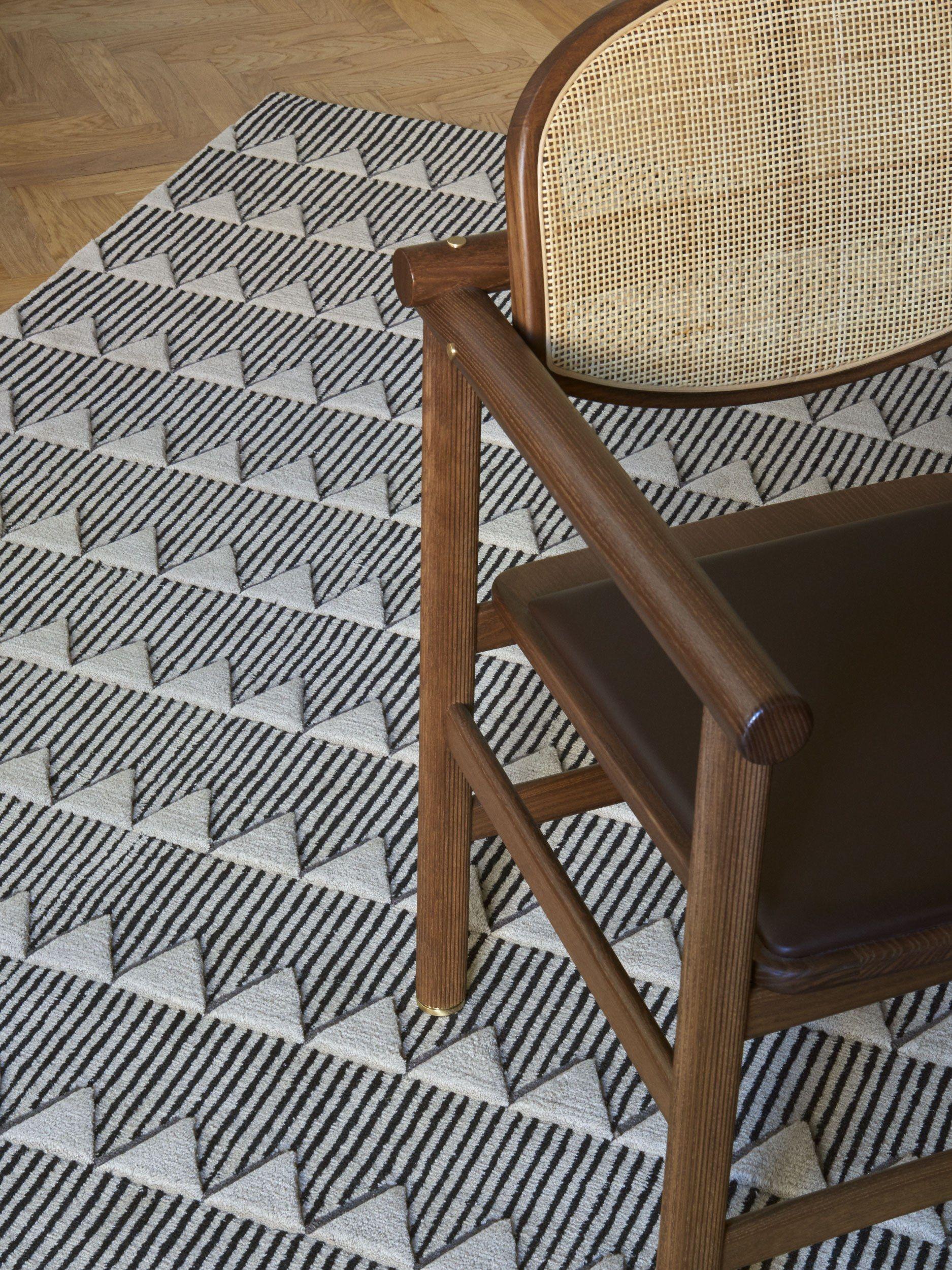 Annodato a mano nell'atelier cc-tapis di Kathmandu, in Nepal. Il tappeto è realizzato con una trama di cotone e una lana dell'Himalaya, proveniente dalle zone circostanti l'Atelier A. 152.000 nodi singoli per metro quadro circa. La vendita di ogni