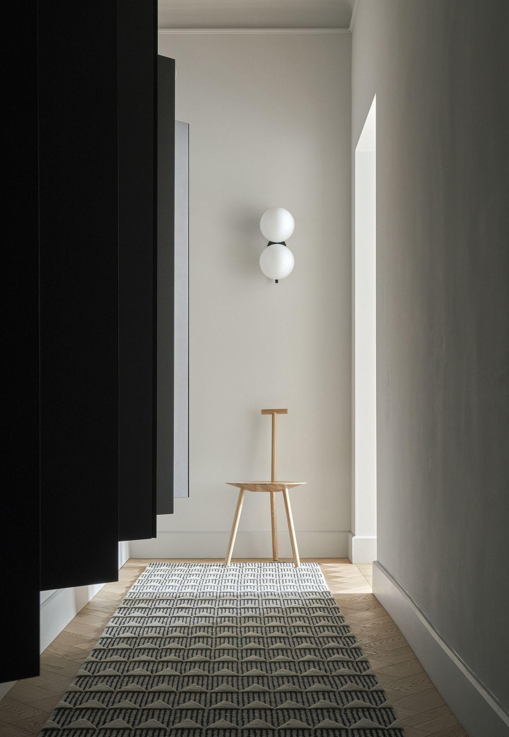 Annodato a mano nell'atelier cc-tapis di Kathmandu, in Nepal. Il tappeto è realizzato con una trama di cotone e una lana dell'Himalaya, proveniente dalle zone circostanti l'Atelier A. 152.000 nodi singoli per metro quadro circa. La vendita di ogni