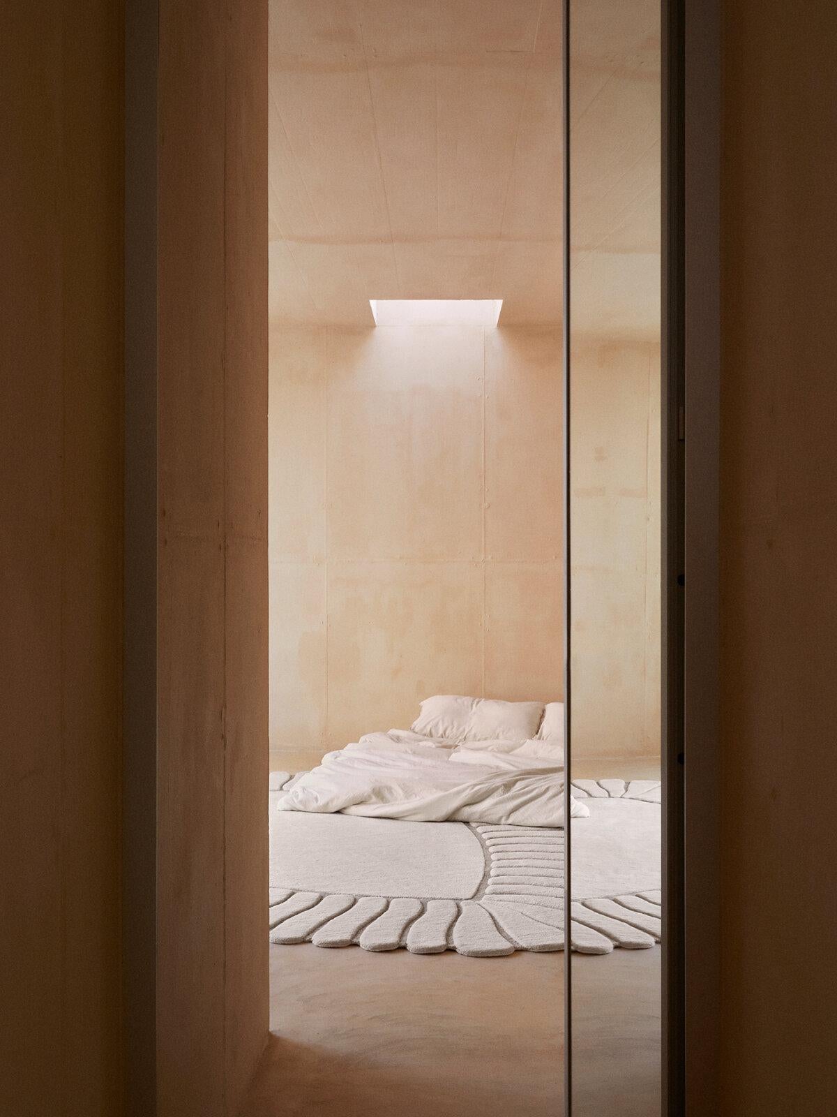 cc-tapis M'AMA NON M'AMA Alfombra grande hecha a mano en color Oliva por Patricia Urquiola en venta 3