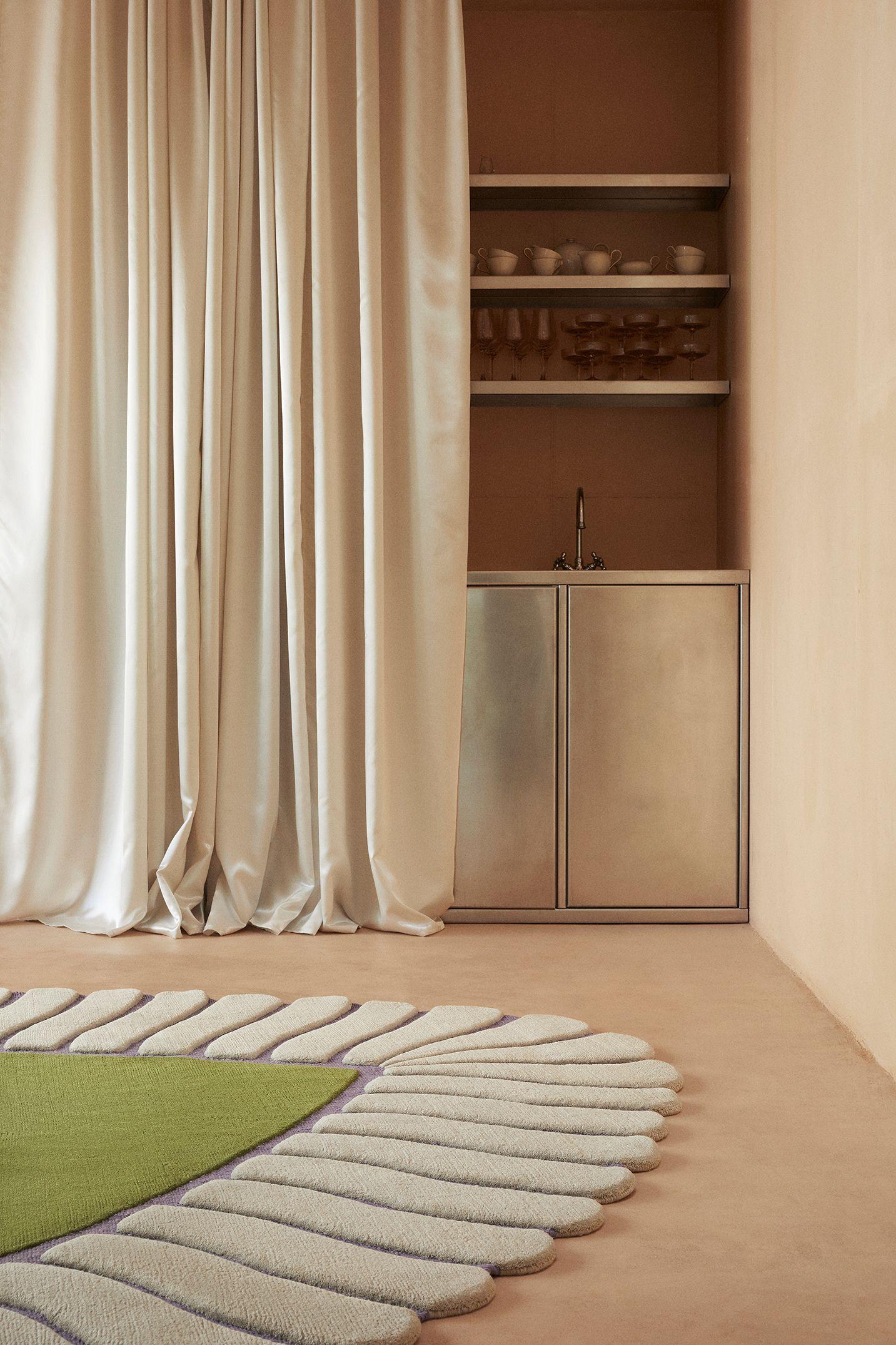 cc-tapis M'AMA NON M'AMA Alfombra grande hecha a mano en color Oliva por Patricia Urquiola en venta 9