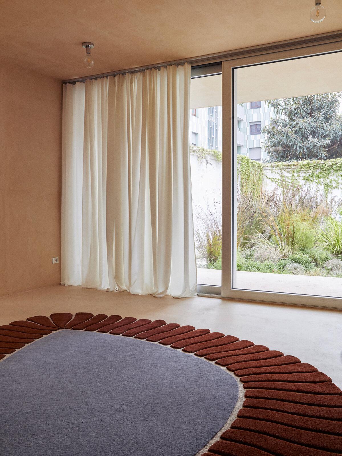 cc-tapis M'AMA NON M'AMA Alfombra grande hecha a mano en color Oliva por Patricia Urquiola en venta 2