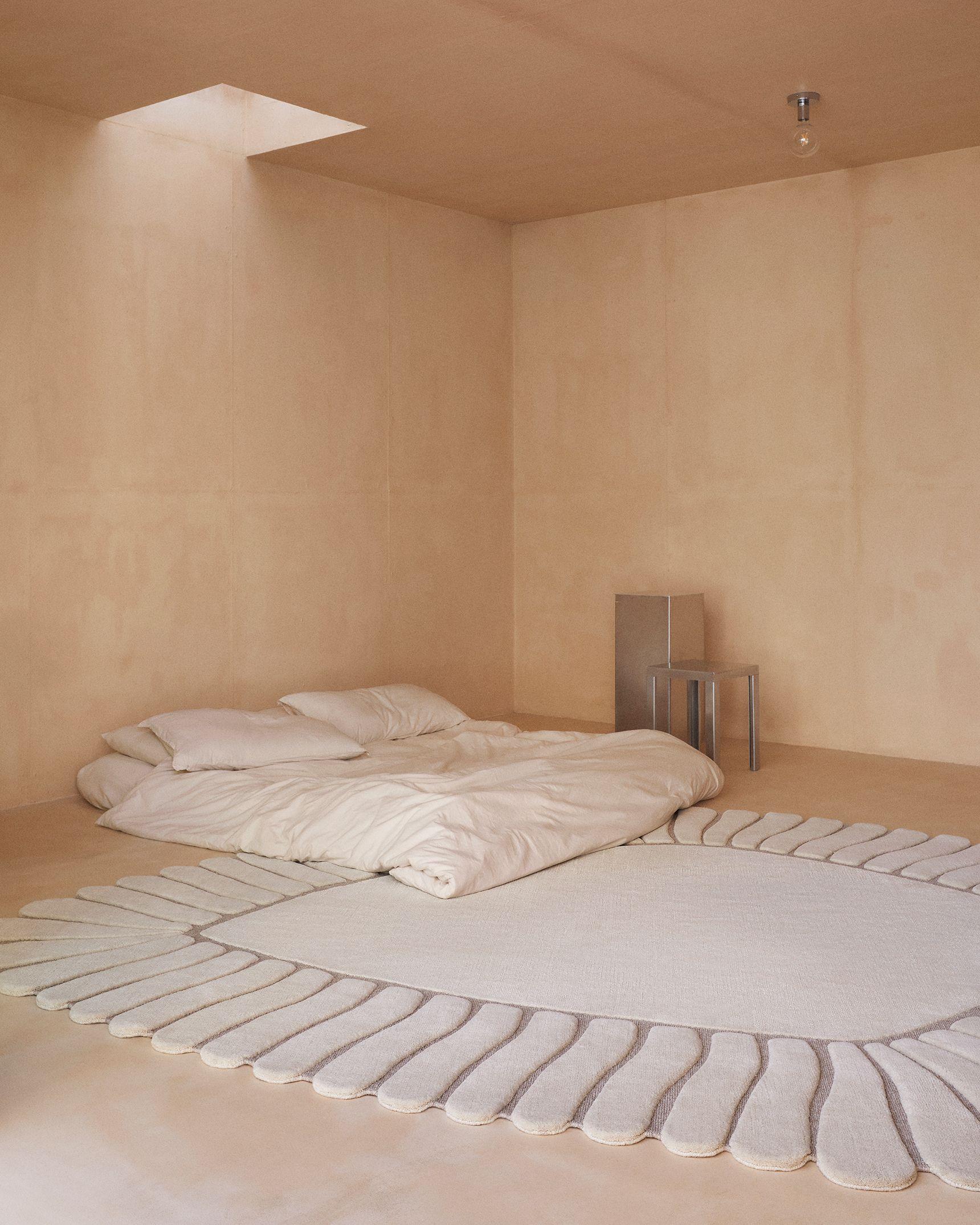 M'AMA NON M'AMA, un geste ludique et romantique transformé en une collection de tapis noués à la main par Patricia Urquiola.
Des formes organiques douces, à toucher, sentir et interagir comme le jeu dont la collection porte le nom.

Disponible en