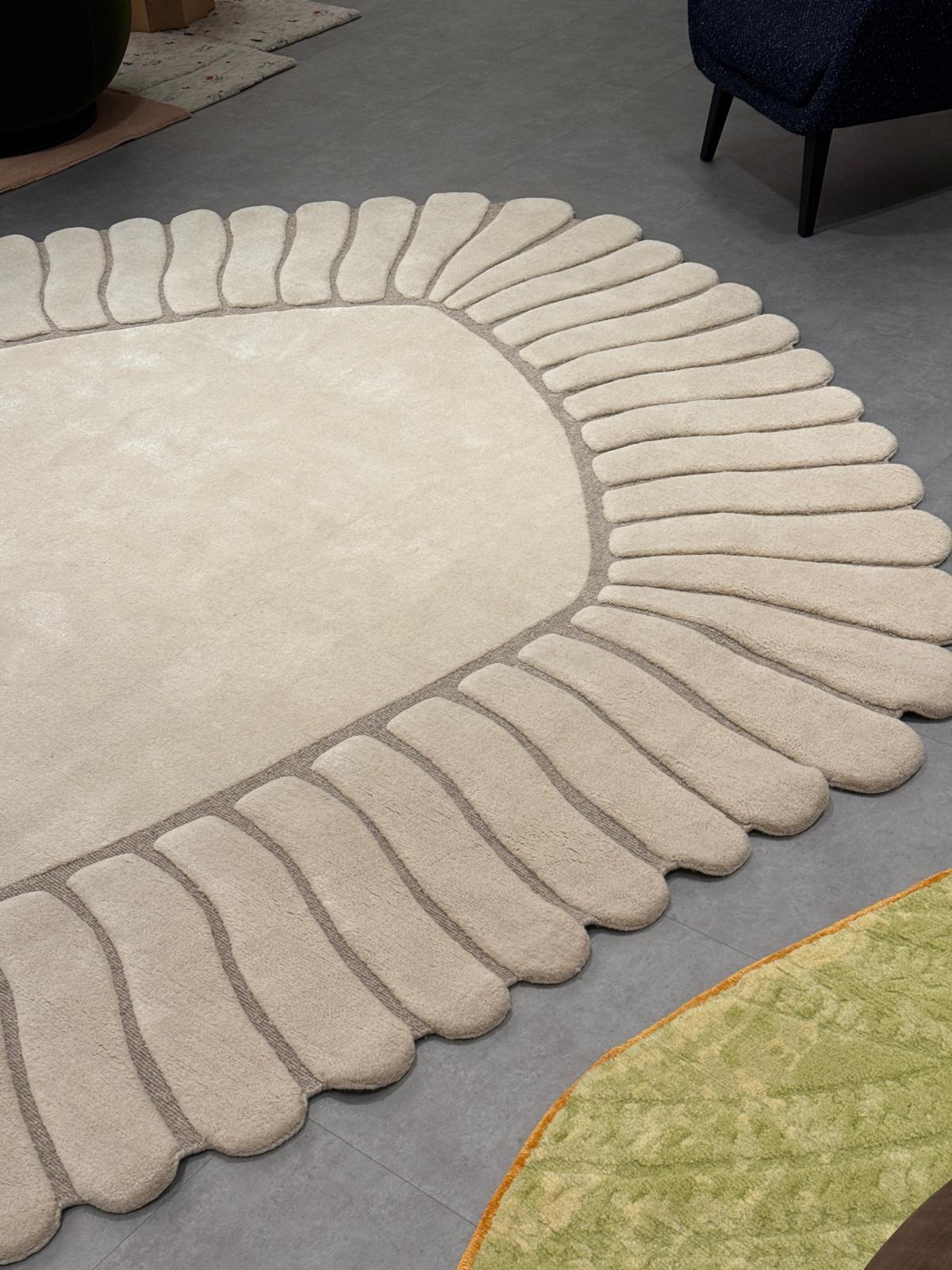 MAMA NON MAMA large - undyed -
Dim ft 9,2x11,2 -- al ft2 145,00

Knot handknotted
Atelier nepal
Materials 10% linen and 90% himalayan
wool
Quality A (125.000 knots/sqm) S80
Colour undyed
