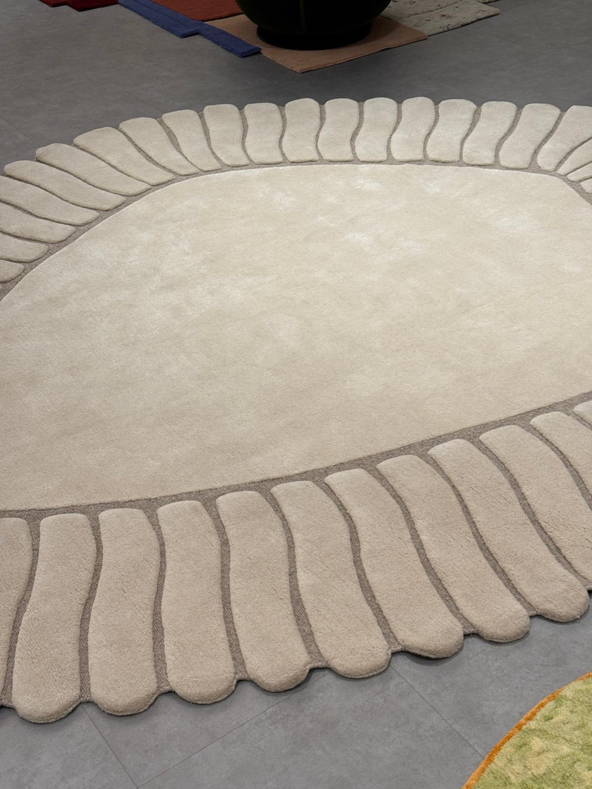 cc-tapis M'ama non m’ama large Rug made by hand  by Patricia Urquiola In Excellent Condition For Sale In New York, NY