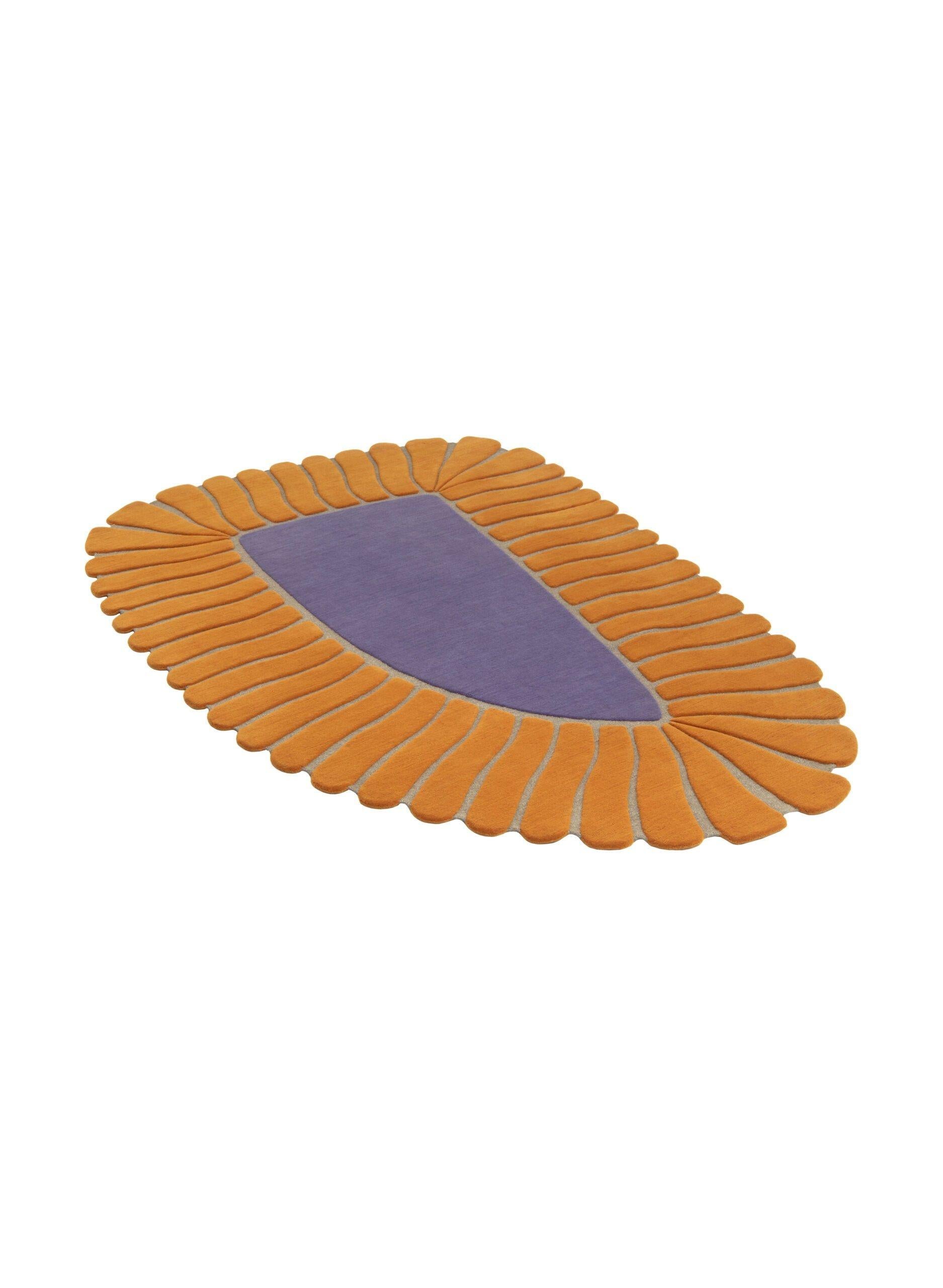 Népalais cc-tapis M'AMA NON M'AMA Tapis moyen fait main en orange par Patricia Urquiola en vente