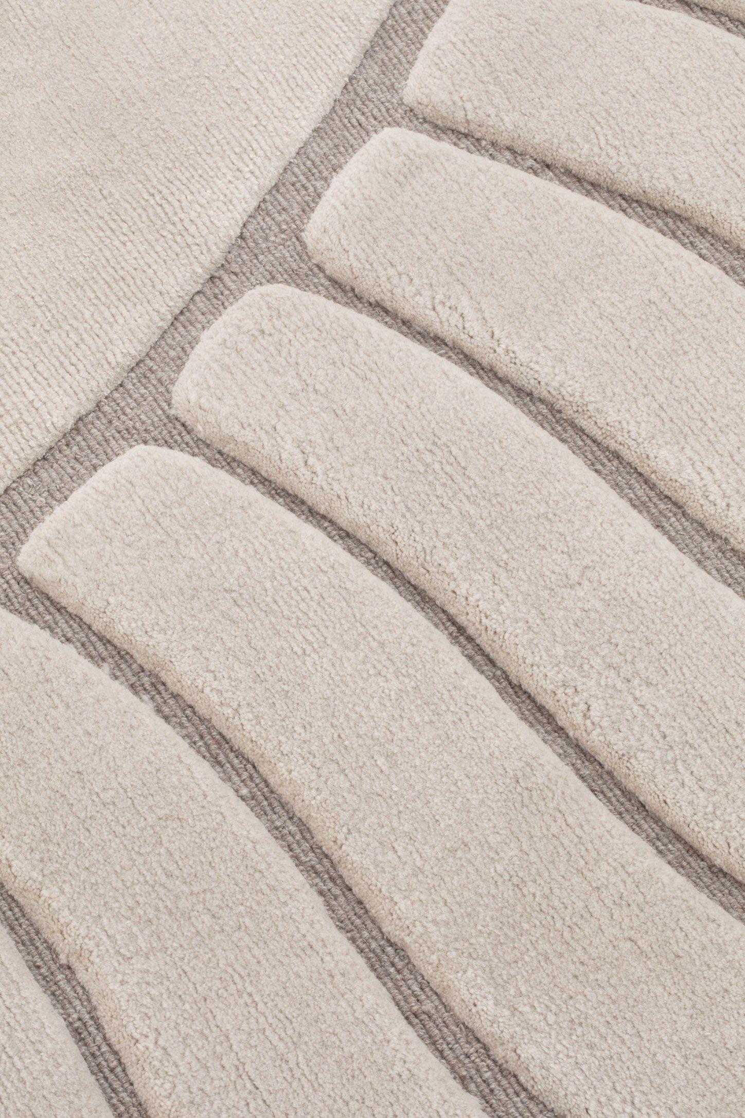 M'AMA NON M'AMA, un gesto romantico e giocoso trasformato in una collezione di tappeti annodati a mano da Patricia Urquiola.
Forme organiche e morbide, da toccare, sentire e con cui interagire come il gioco da cui prende il nome la