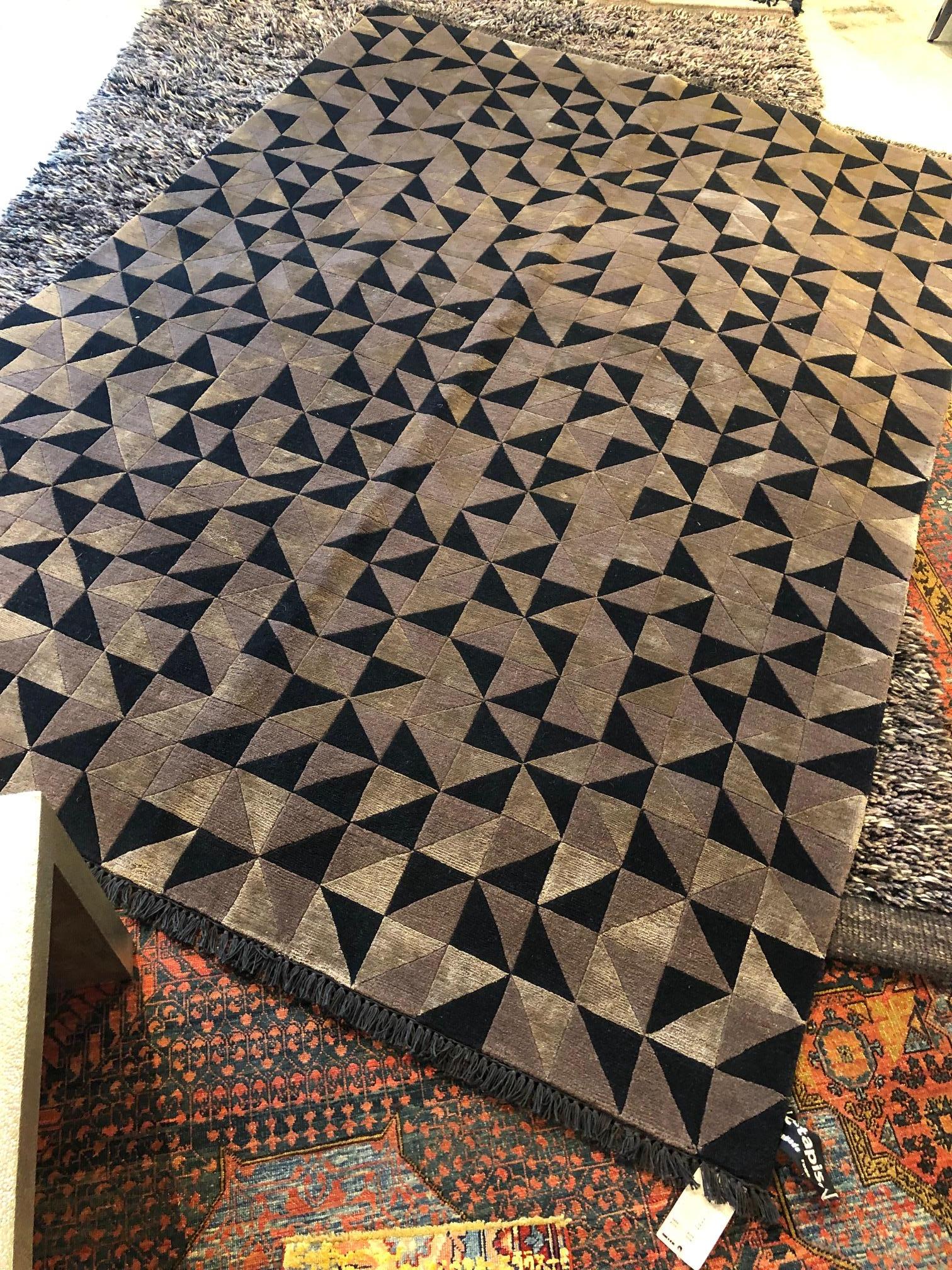 Moderne Tapis géométrique mi-siècle moderne en laine et soie noir et bronze CC-Tapis en vente