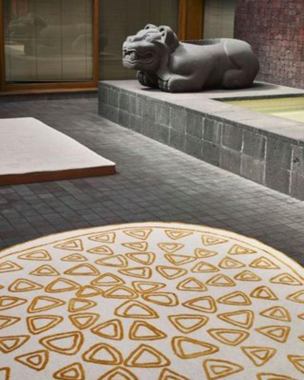 XXI secolo e contemporaneo cc-tapis Tappeto NAÏF TRIANGLES fatto a mano in rosso da David/nicolas in vendita