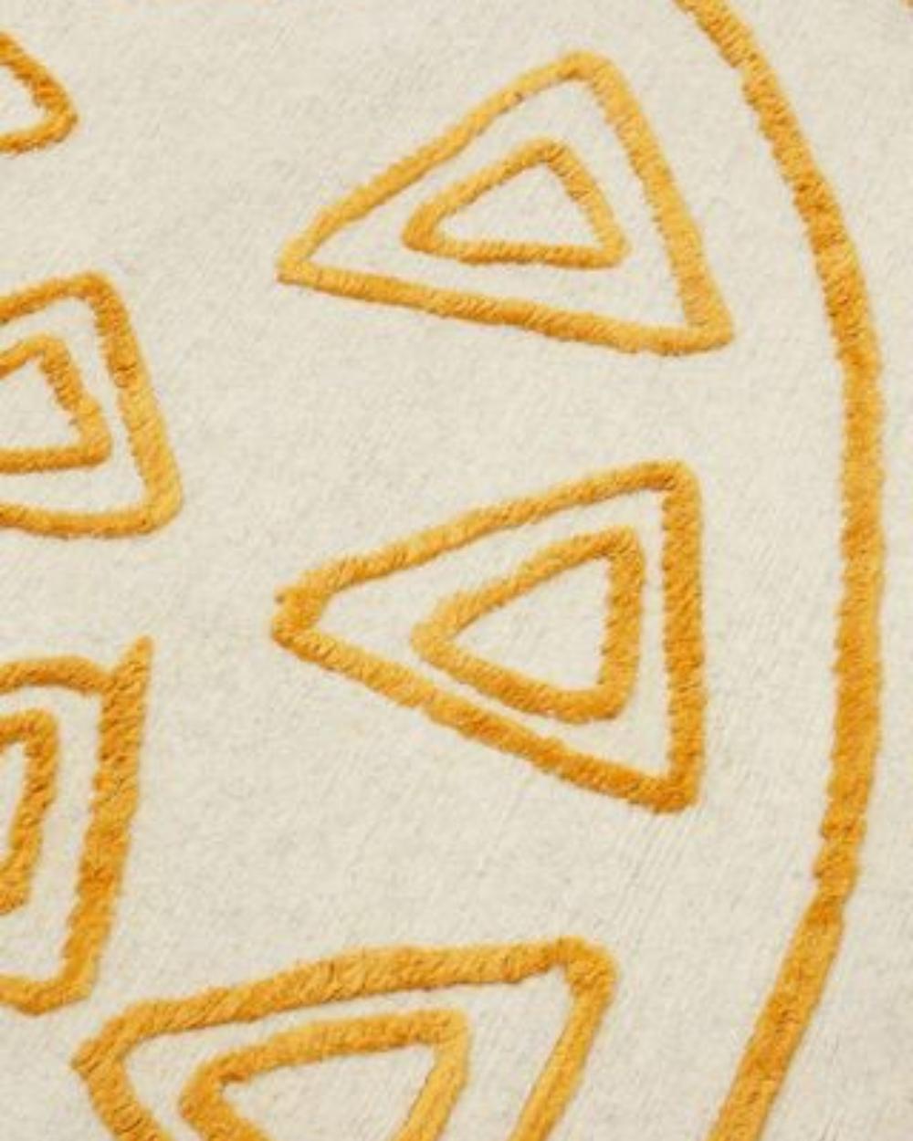 Lana cc-tapis Tappeto NAÏF TRIANGLES fatto a mano in rosso da David/nicolas in vendita