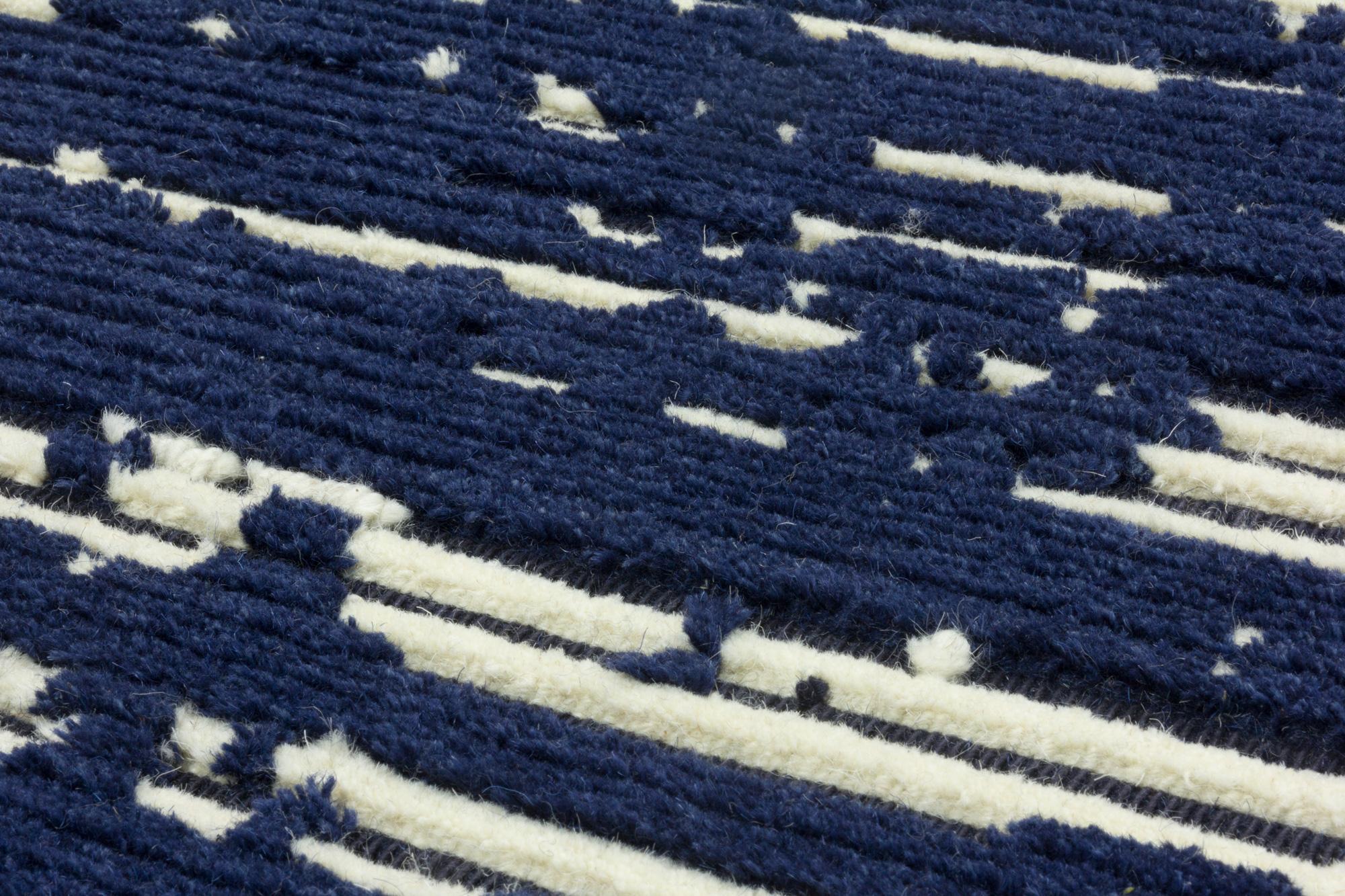Noué à la main dans l'atelier de cc-tapis à Katmandou, au Népal. Le tapis est fait d'un tissage de coton et d'un poil de laine de l'Himalaya, provenant des régions environnantes de l'atelier. Créé avec une technique spéciale utilisée exclusivement