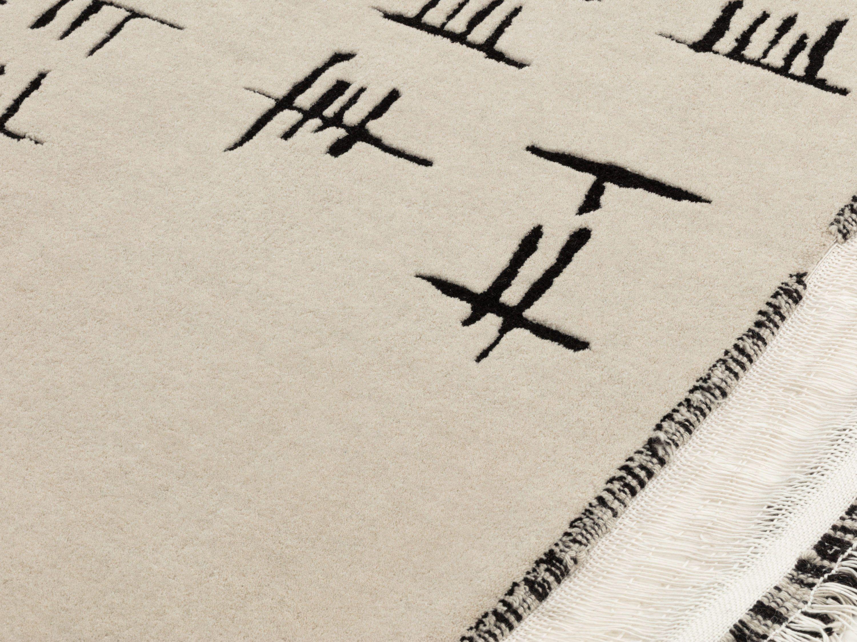 Il tappeto Ogham, disegnato da Scarlett Rouge per cc-tapis, è un vero e proprio tributo al design tessile contemporaneo.

Il tappeto Ogham non è solo un pezzo di arredamento, ma una vera e propria esperienza sensoriale che arricchisce lo spazio con