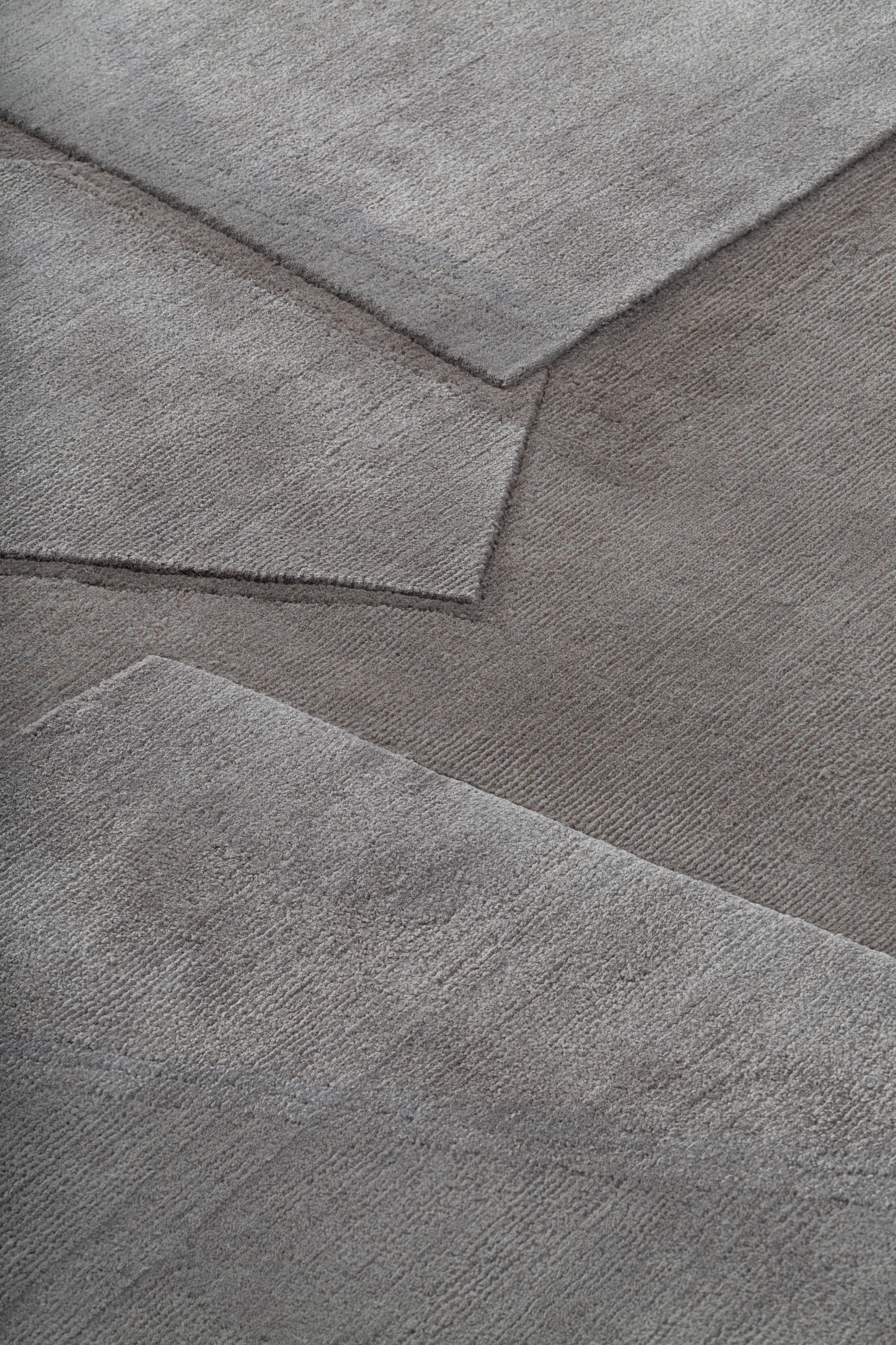 Handgeknüpft im cc-tapis-Atelier in Kathmandu, Nepal. Der Teppich ist aus Seide, Himalaya-Wolle und Baumwolle aus der Umgebung des Ateliers gewebt. Erstellt mit einer speziellen Technik, die ausschließlich von cc-tapis verwendet wird. 
125.00