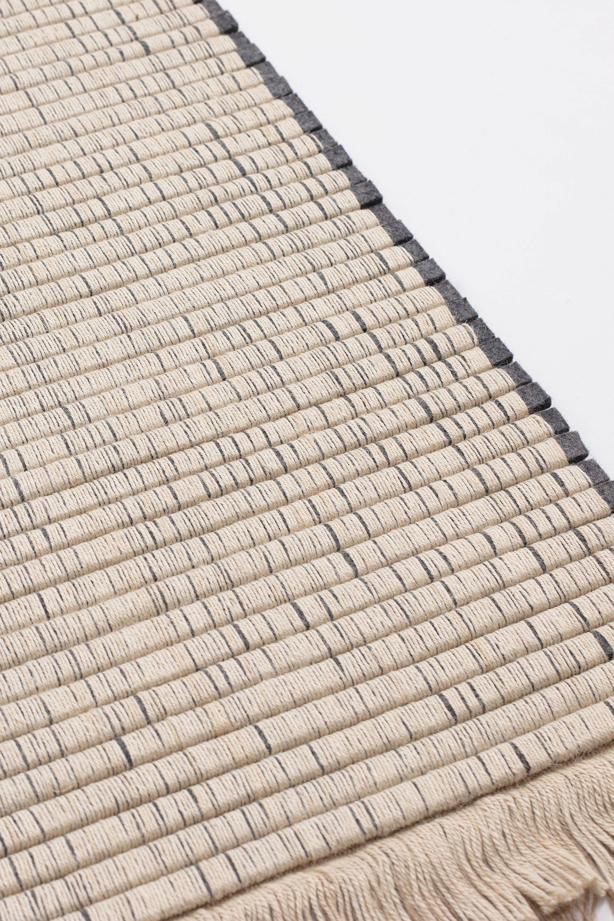 XXI secolo e contemporaneo cc-tapis OMOTE FUYU DARK tappeto fatto a mano da Mae Engelgeer in vendita