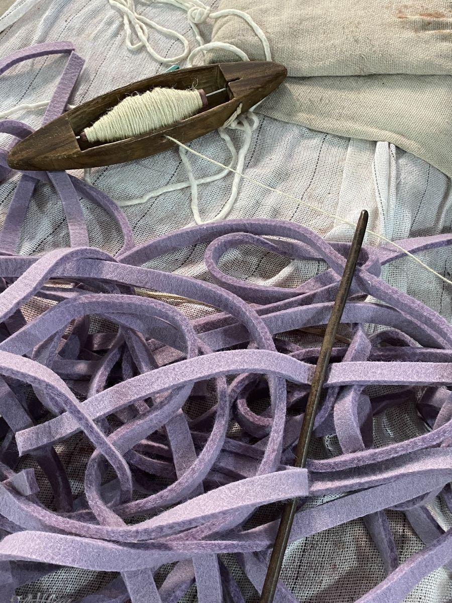 cc-tapis OMOTE FUYU RUNNER tappeto fatto a mano da Mae Engelgeer in vendita 3