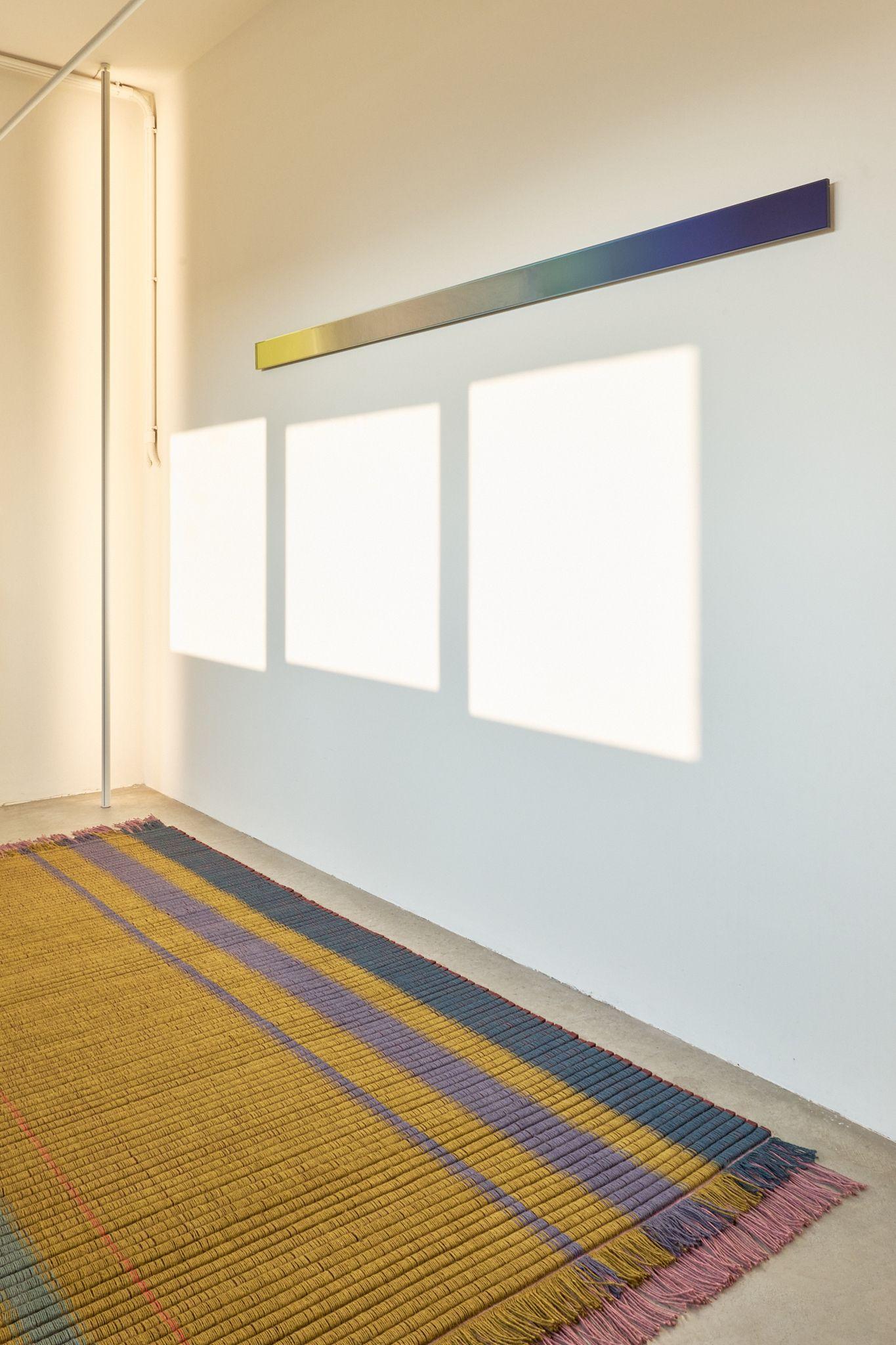 cc-tapis OMOTE HARU RUNNER handgefertigter Teppich von Mae Engelgeer im Angebot 1