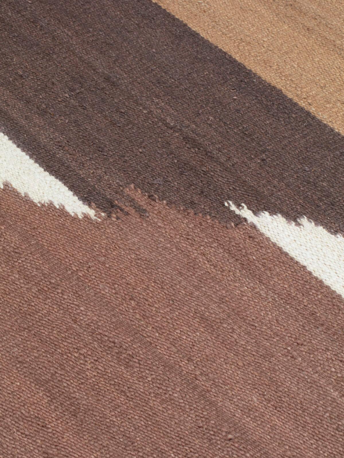 Onda Onda è una collezione di tappeti disegnata dal designer Charles-Antoine Chappuis per il marchio cc-tapis. I tappeti Onda Onda sono realizzati in juta con la tecnica indiana delle dhurrie.

Charles Charles è un artista svizzero-brasiliano.  il
