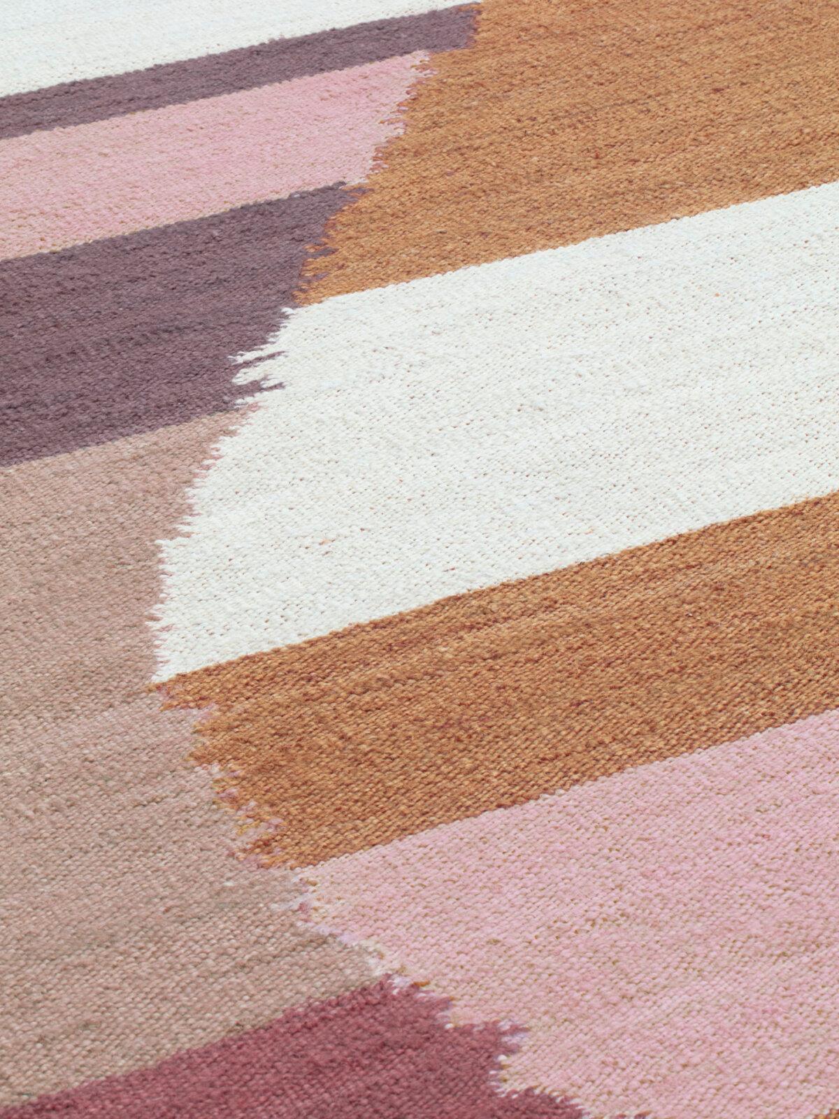 Onda Onda is a collection of rugs designed by designer Charles-Antoine Chappuis for the CC-Tapis brand. Onda Onda rugs are made from jute through the Indian dhurrie technique.

The pattern is reminiscent of the movement of waves, with its flowing,