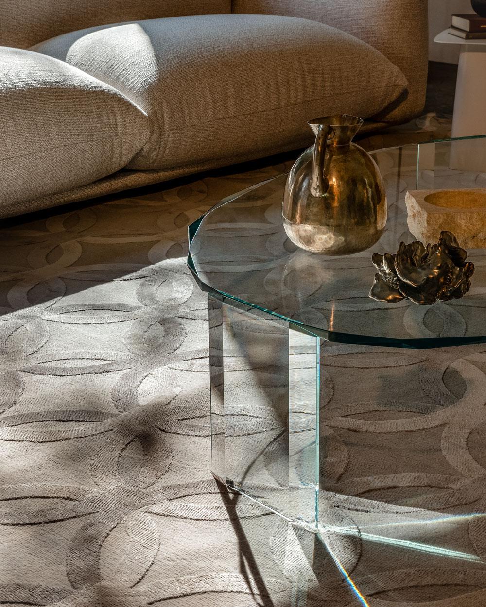 Annodato a mano nell'atelier cc-tapis di Kathmandu, in Nepal. Il tappeto è realizzato con una trama di cotone, lana dell'Himalaya e vello di seta, provenienti dalle aree circostanti l'Atelier A. 152.000 nodi singoli per metro quadro circa. La