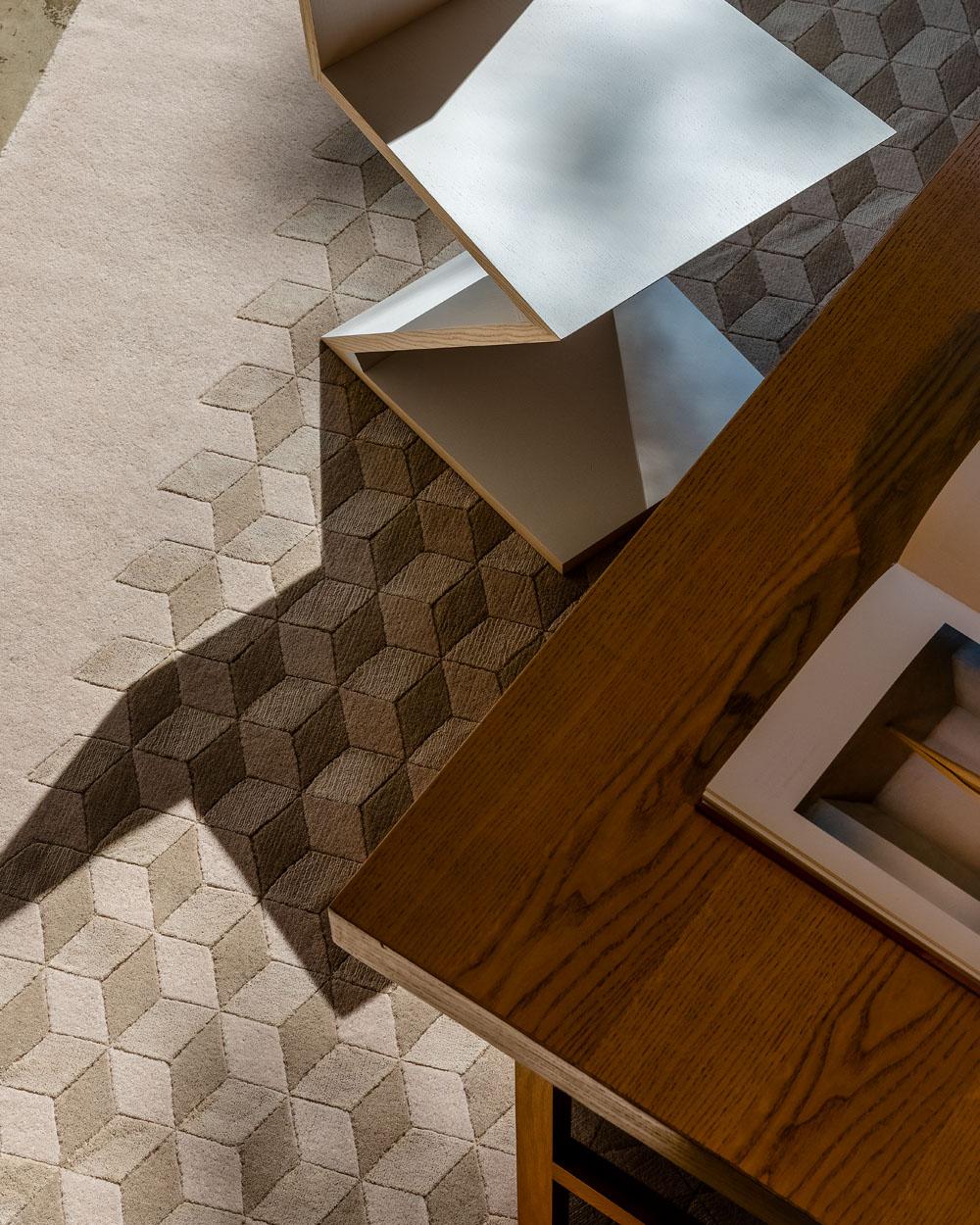 Annodato a mano nell'atelier cc-tapis di Kathmandu, in Nepal. Il tappeto è realizzato con una trama di cotone, lana dell'Himalaya e vello di seta, provenienti dalle aree circostanti l'Atelier A. 125.000 nodi singoli per metro quadro circa. La