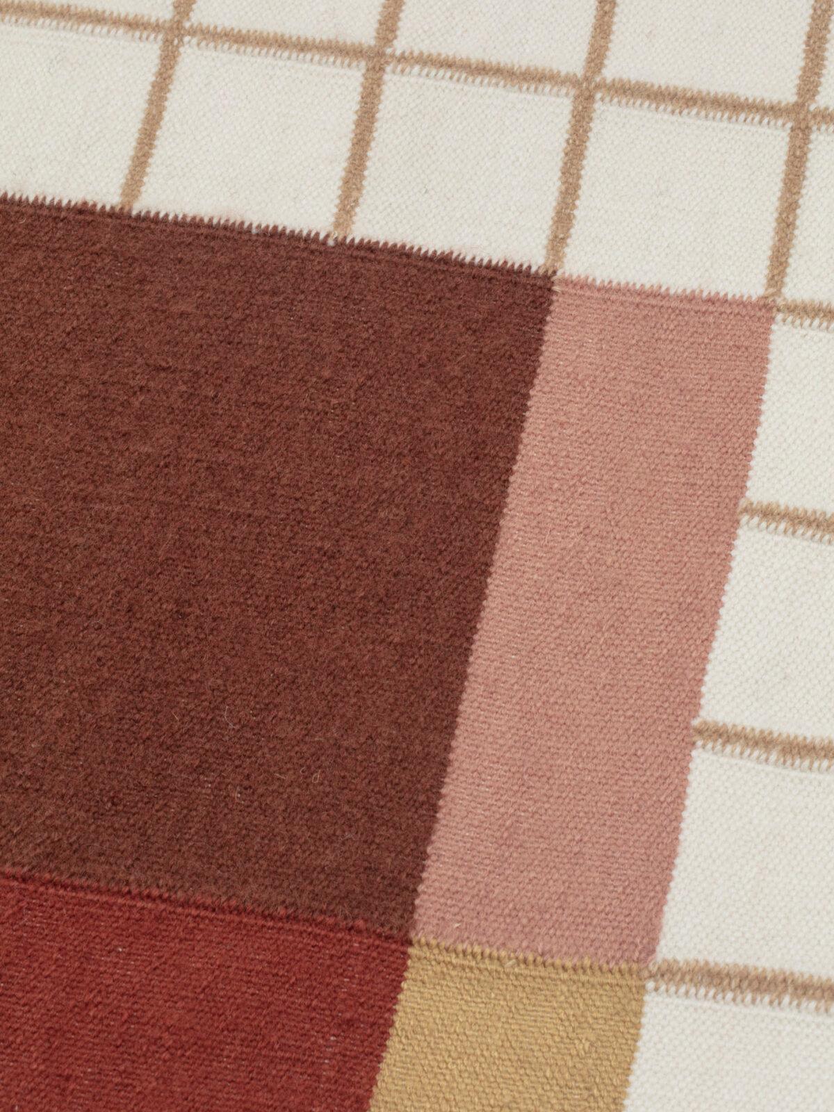Raag ist ein Teppich, der vom Doshi Levien Studio für die Marke CC-Tapis entworfen wurde. Raag ist ein Teppich aus der Raag Collection, die aus Teppichen besteht, die ein unverwechselbares, auf Gittern und geometrischen Elementen basierendes Thema