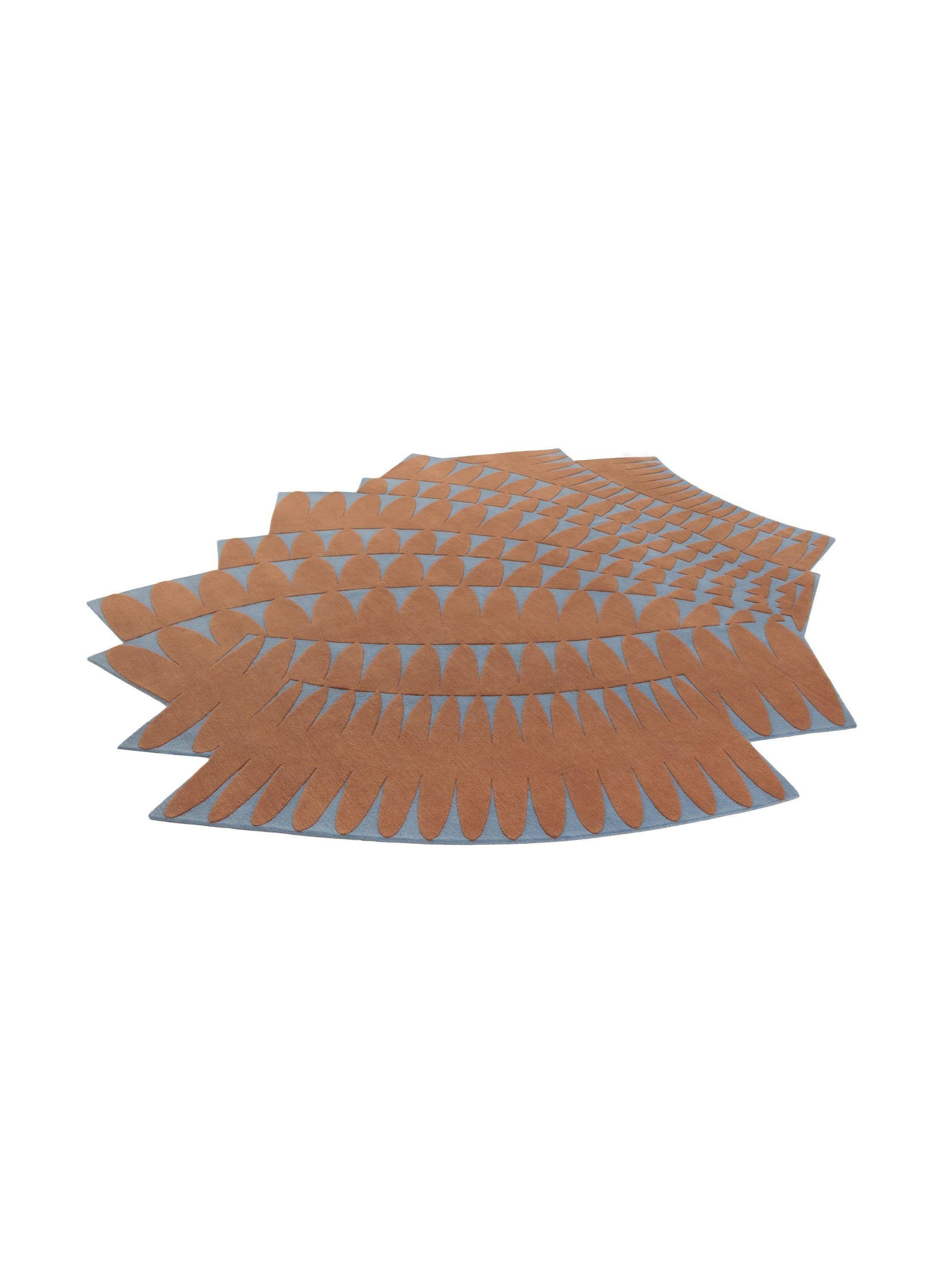 Annodato a mano cc-tapis RIPPLE è un tappeto fatto a mano in finitura radice di Lavander di Patricia Urquiola. in vendita