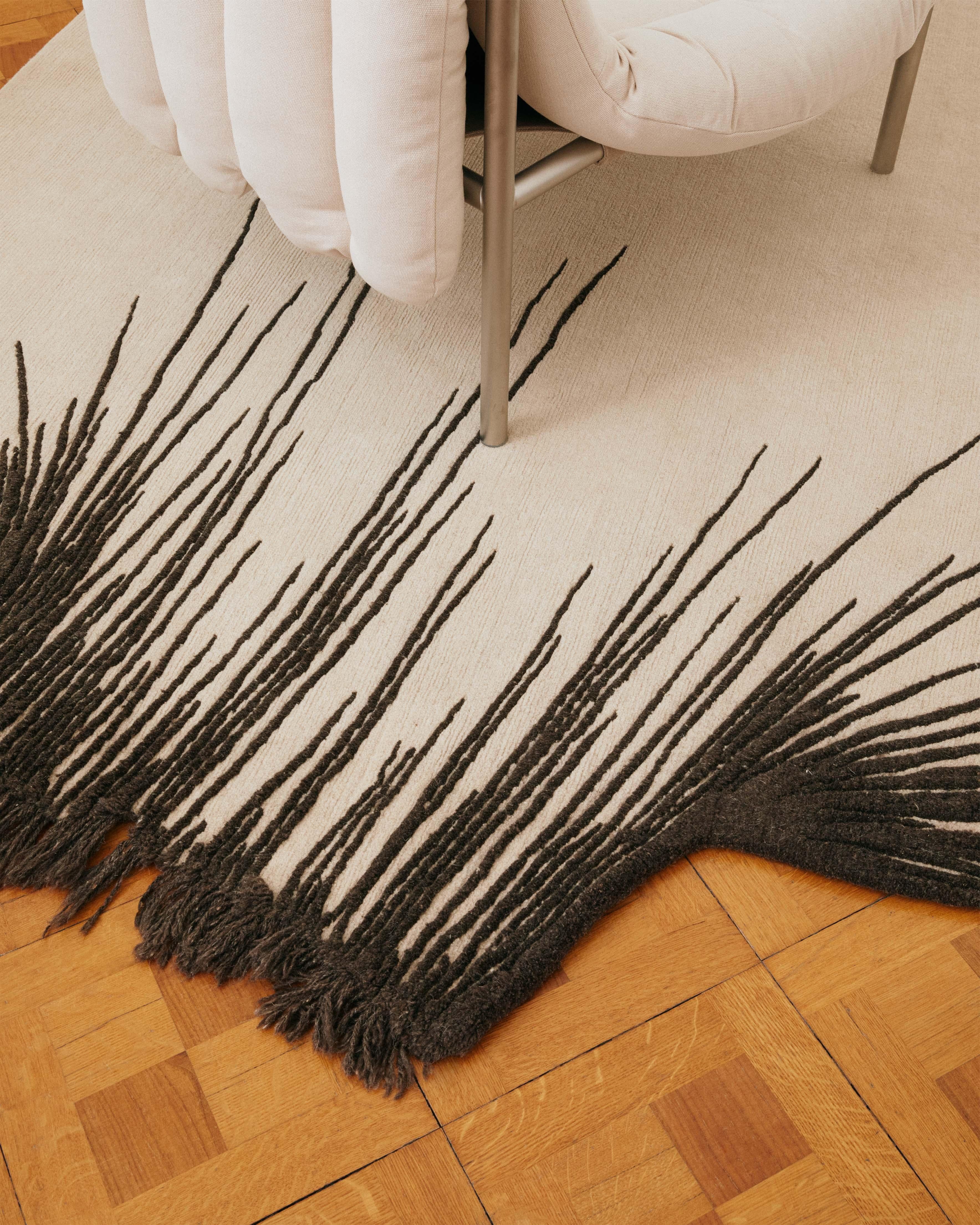 Nació en Francia. Diseñado en Milán. Producido en Nepal.
cc-tapis es una empresa italiana que fabrica alfombras contemporáneas anudadas a mano, creadas en Nepal por expertos artesanos tibetanos.
La empresa fue fundada por Nelcya Chamszadeh y