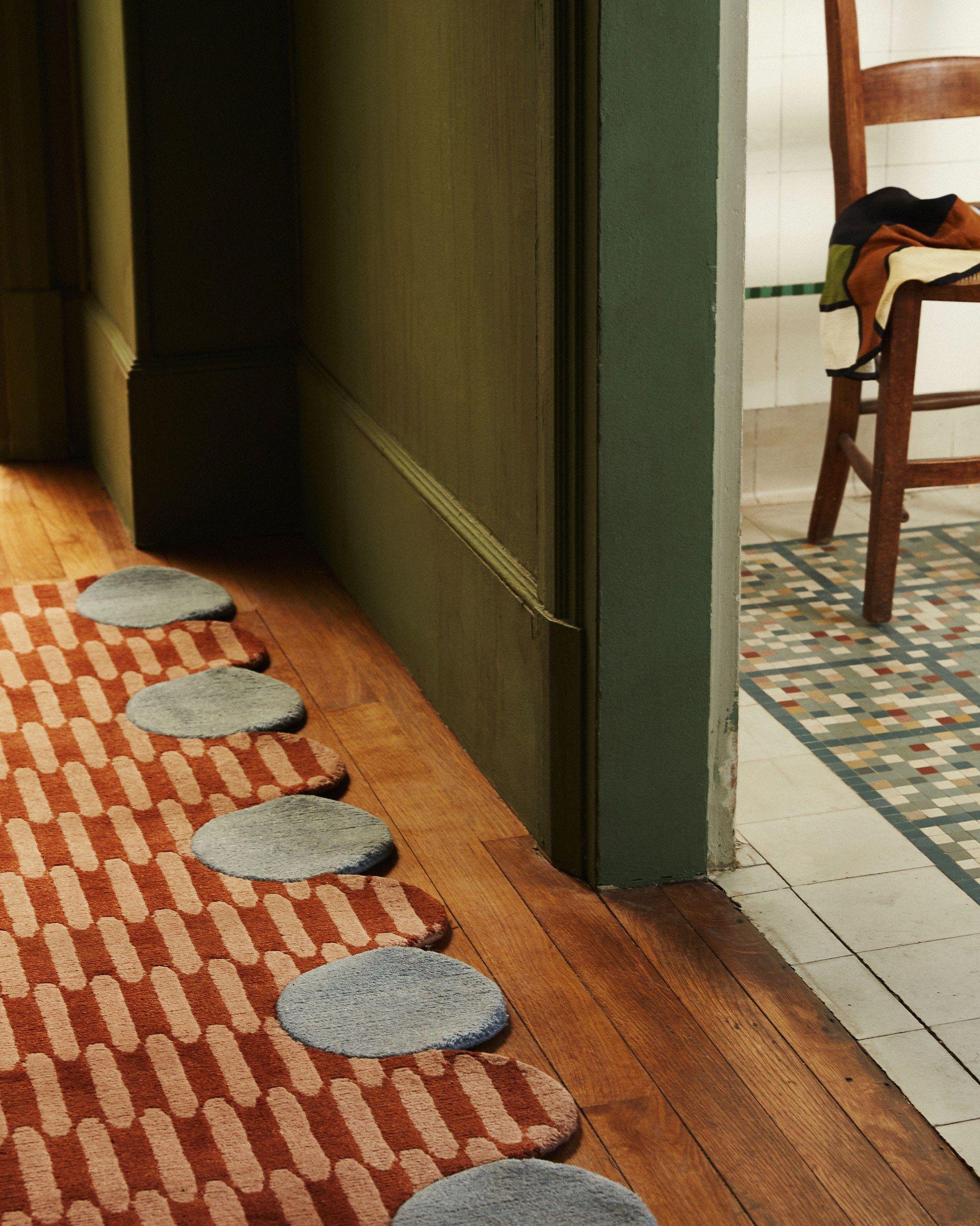 Born in France. Designed in Milan. Produced in Nepal.
cc-tapis is an Italian company which produces contemporary hand-knotted rugs which are created in Nepal by expert Tibetan artisans.
The company was founded by Nelcya Chamszadeh and Fabrizio