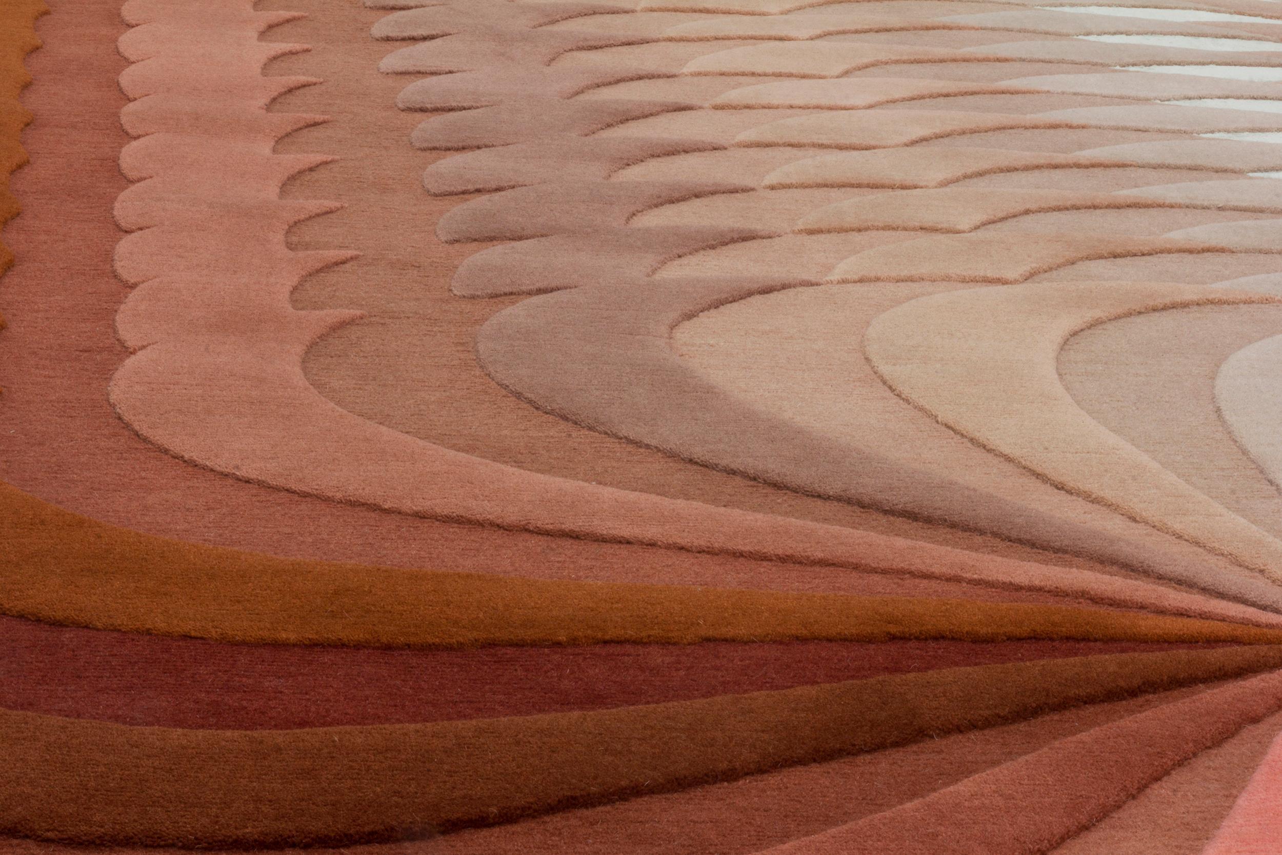 Noué à la main dans l'atelier de cc-tapis à Katmandou, au Népal. Le tapis est fabriqué avec un tissage en coton, de la laine de l'Himalaya et de la soie pure provenant des régions environnantes de l'atelier. 152.000 nœuds individuels par mètre carré
