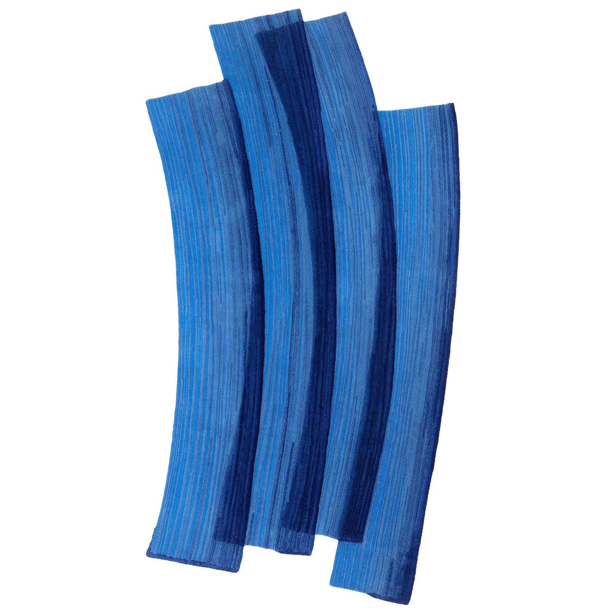 Gesture cc-tapis Stroke 1.0, handgefertigter blauer Teppich aus Wolle von Sabine Marcelis