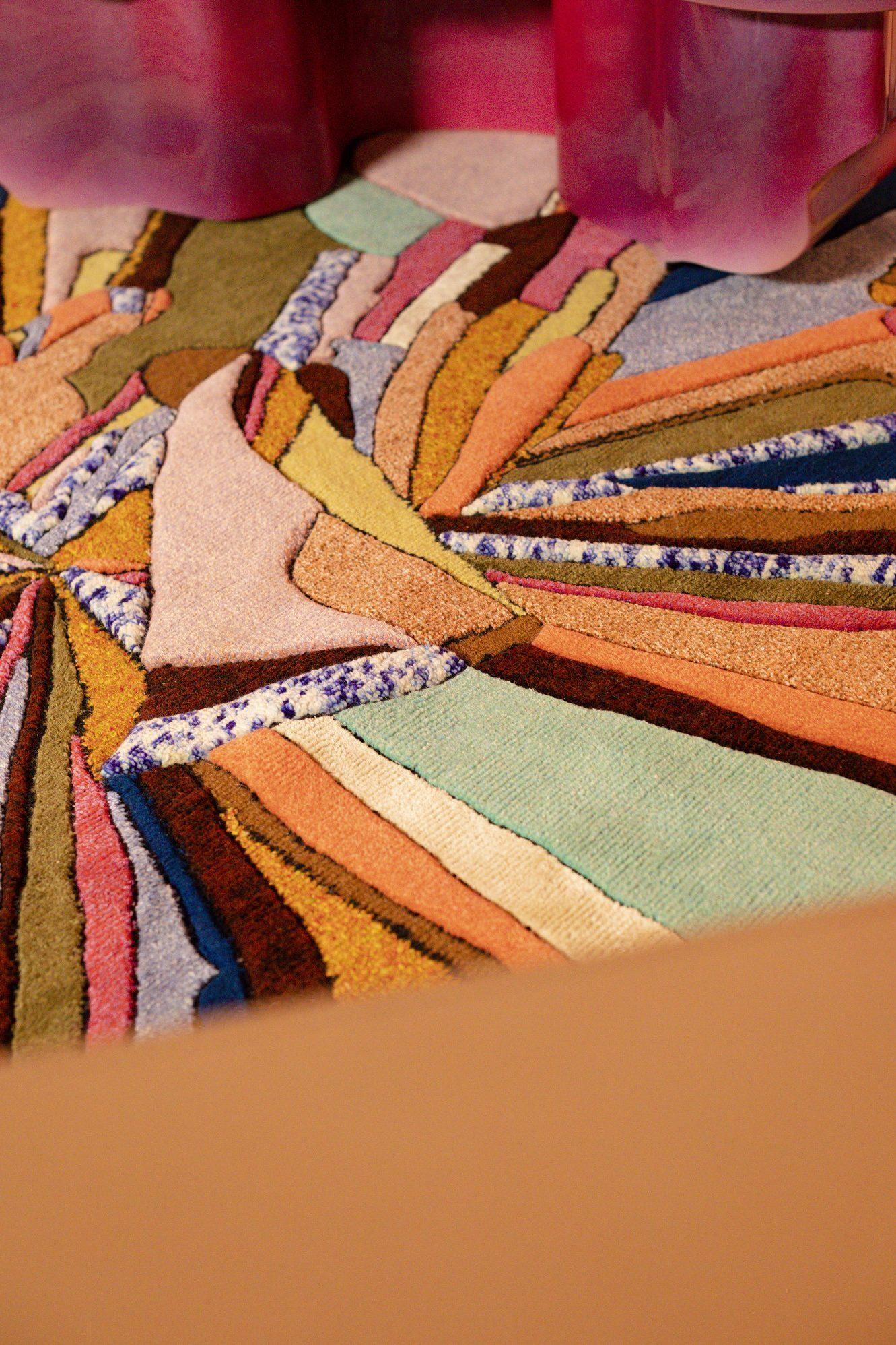 SUPER ROUND
BETHAN LAURA WOOD

Knot Tibetan handknotted
Atelier Nepal
Materials cotton weave, Himalayan wool, silk

and linen pile

Quality A (125.000 knots/sqm approx.)
Colour hot
Fringes no

A series of rugs inspired by the collision of the